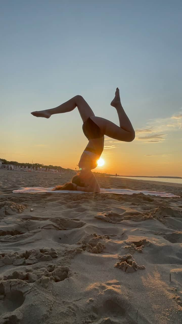 リンダ・モルセッリのインスタグラム：「Una meditazione accompagnata dal suono delle onde. Un’inversione sulla sabbia. Un flow creato dal mare 🌊. Un saluto al sole 🌞.  Questo è stato solo l’inizio di una meravigliosa giornata. La mia 🙋🏻‍♀️.  Ho ritrovato nello yoga il mio equilibrio .   E con dedizione, costanza e tempo son riuscita a raggiungere piccoli traguardi apparentemente irraggiungibili.  Grazie a tutti coloro che mi hanno fatto avvicinare a questo meraviglioso mondo che mi ha cambiato la mente, l’anima ed il cuore .   🙏 Namasté.  @denisedellagiacoma @kelayoga @francocanteri @bikramyoganaviglimilano  __________________________ @campingmediterraneo 🤍 #yogaitalia #yogapractice #yogapose」