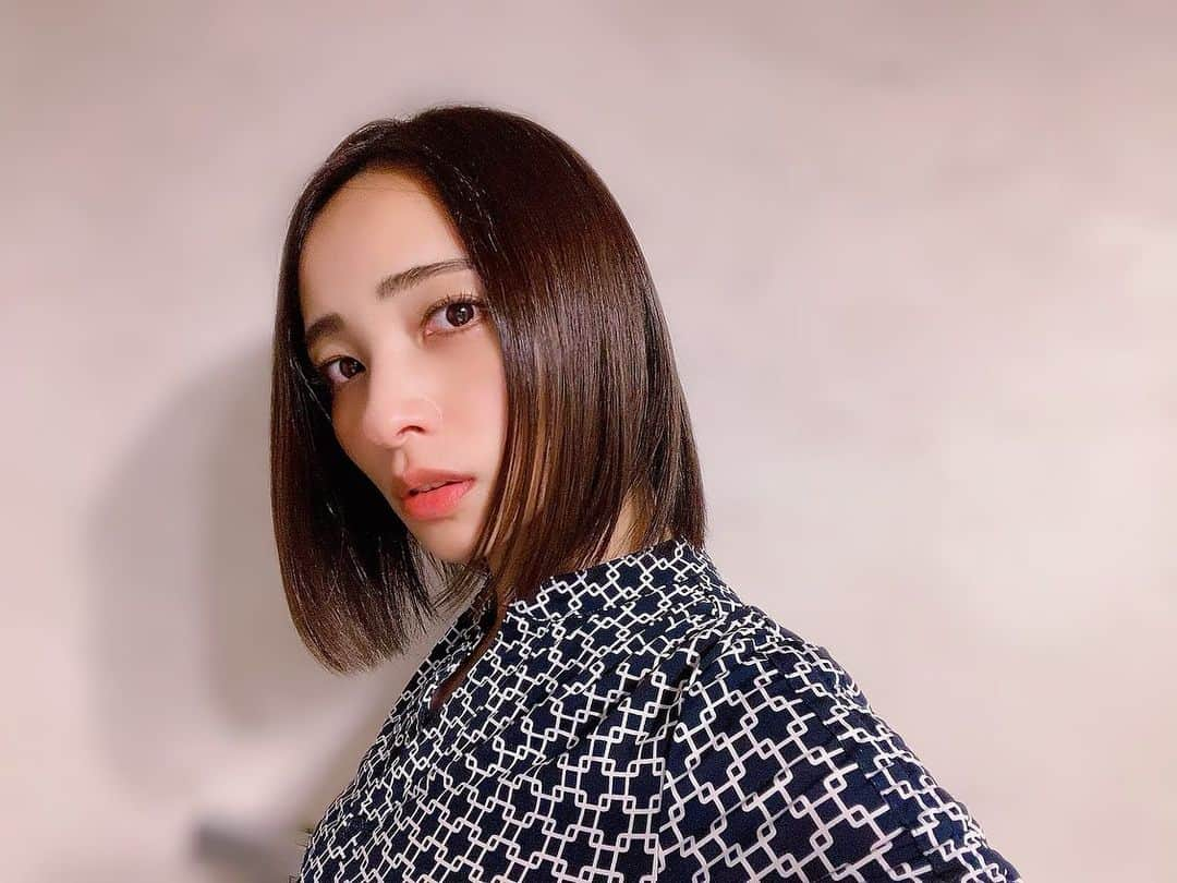 水崎綾女さんのインスタグラム写真 - (水崎綾女Instagram)「髪質改善とHIFUのお話。 今回もちゅるんちゅるんにしてもらいました✨前回よりも柔らかくなったのー嬉しいし、少し前にやったソノクイーンの効果も出てきて顔がシュッとしたねってみんなに言われます。 トリートメントとハイフのおかげで小顔効果ばっちり♡  どちらも絶対にやった方が良い！ってくらいオススメでっす♬次の作品までに美を整えておきましょう♡ * * * 髪質改善 @chisaki_inoue  @rrsalon.aoyama  医療ハイフ @venus_beauty_clinic  * * #髪質改善 #トリートメント #艶 #艶髪 #医療ハイフ #医療HIFU #HIFU #小顔」7月19日 19時24分 - misakiayame