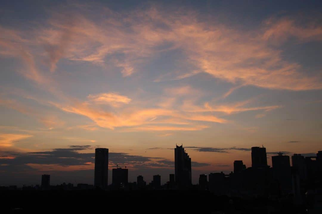 坂元美香さんのインスタグラム写真 - (坂元美香Instagram)「today's sunset 2021/07/19 19:07  今日も暑かったから夕方の風が 素晴らしく平和な香りがする。  もう外で飲んで寝てしまいたい！ と言う気分🍻😪  そうは行かないけど…😑 本日もおつかれさまでした。  #sunsetphotobymikasakamoto  #sunset #夕陽 #夕日 #夕焼け #tokyosky #やっぱり空が好き #イマソラ #CanonEOSKiss8」7月19日 19時32分 - mika_saka