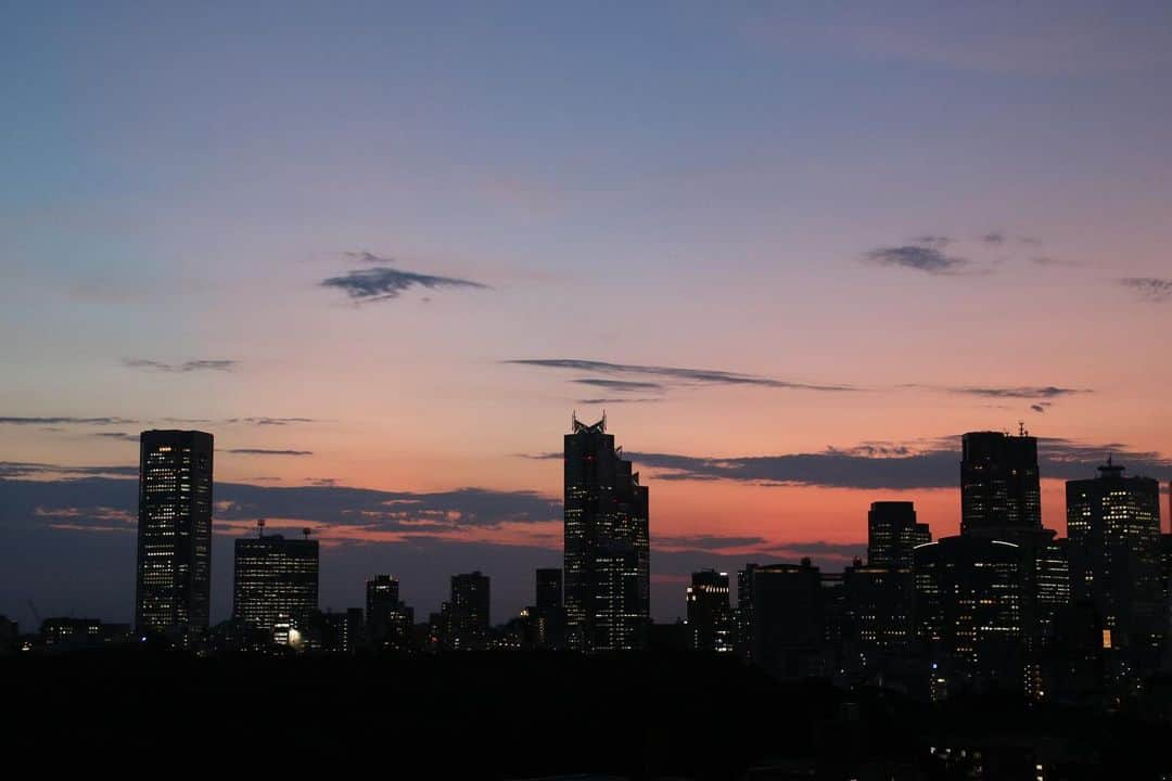 坂元美香さんのインスタグラム写真 - (坂元美香Instagram)「today's sunset 2021/07/19 19:07  今日も暑かったから夕方の風が 素晴らしく平和な香りがする。  もう外で飲んで寝てしまいたい！ と言う気分🍻😪  そうは行かないけど…😑 本日もおつかれさまでした。  #sunsetphotobymikasakamoto  #sunset #夕陽 #夕日 #夕焼け #tokyosky #やっぱり空が好き #イマソラ #CanonEOSKiss8」7月19日 19時32分 - mika_saka