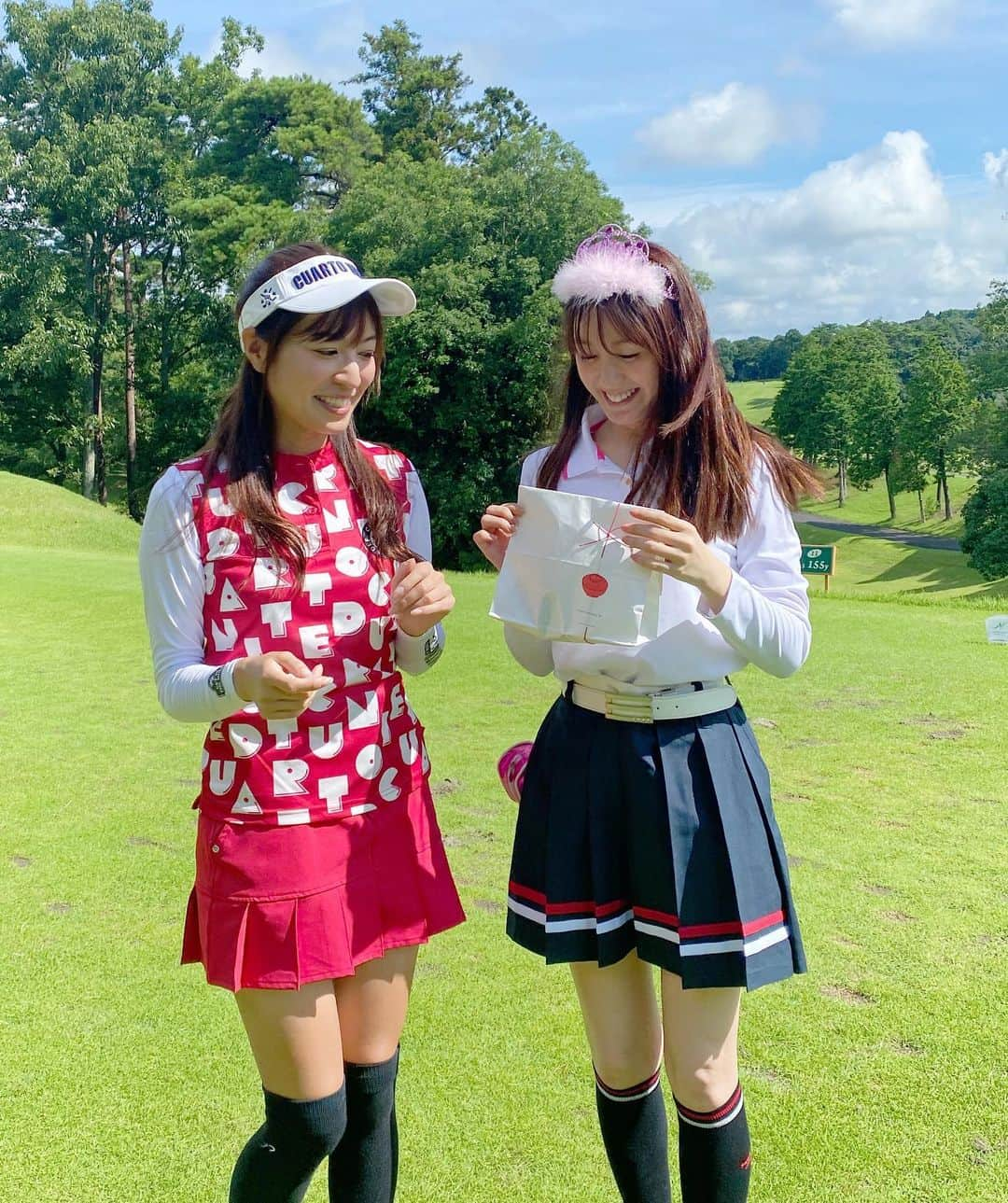 松中みなみさんのインスタグラム写真 - (松中みなみInstagram)「ななちゃんとゴルフ🏌️‍♀️⛳️ 誕プレもらってティアラまで付けてもらった😆👸✨  ありがとう💕💕 同い年のななちゃん、なんだかんだ長い仲になったけどこれからもよろしく🙇‍♀️✨  ゴルフウェアは全て@samantha_golf だよ🧸💕  梅雨明けして毎日暑いけど、 みんな熱中症にはお互い気を付けて過ごそうね🌻👒  #ゴルフ #ゴルフ女子 #ゴルフ女子コーデ #ゴルフコーデ  #ゴルフウェア #サマンサゴルフ #サマンサタバサゴルフ」7月19日 19時36分 - minami_matsunaka