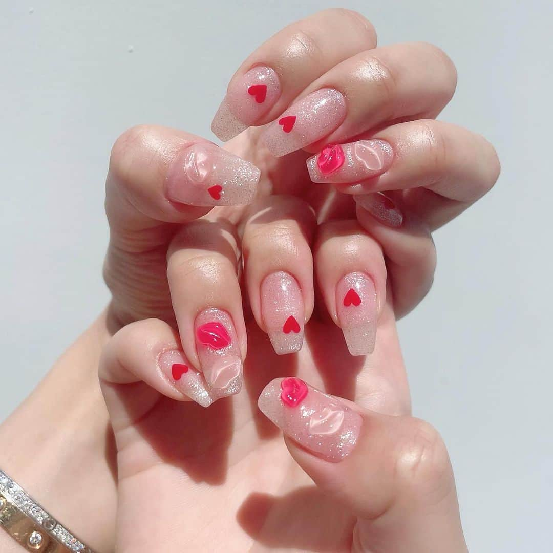 紗蘭さんのインスタグラム写真 - (紗蘭Instagram)「💕💋♥️New Nail♥️💋💕 今回のネイルはガーリーな感じにしてみました🥰 ぷっくりしたリップのパーツがお気に入り💕💋 ハートは全てKAI君の手書きだよ♥️💅🏻 めちゃくちゃ可愛くてお気に入り🎀 #newnail #nail #nails #pinknail #pinkrosewindow」7月19日 19時42分 - saracchidayo