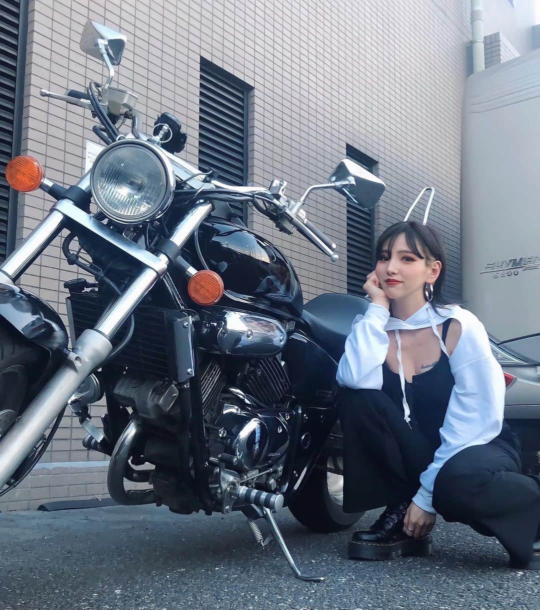MIOのインスタグラム：「わたしの相棒🏍💨💨💨  #マグナ #ツインマグナ #magna」