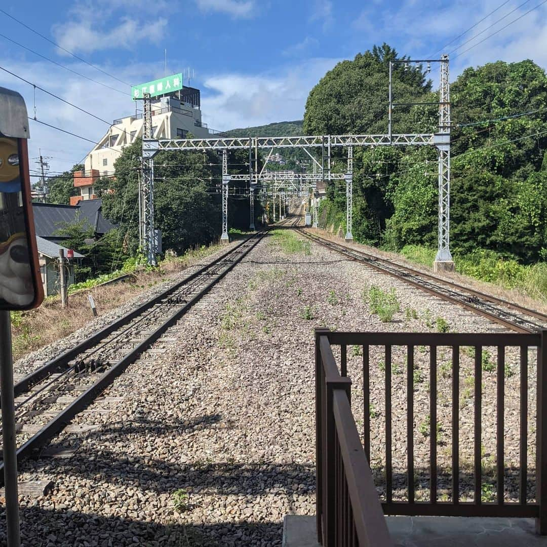 鈴木祥友のインスタグラム：「先日、撮影で奈良県の宝山寺へ。  ケーブルカーで登って行ったんですが天気が良くてめちゃ良い景色でした♪ 宝山寺からの景色取るの忘れてもうた^^;  写真は鳥居前駅から撮ったやつです📸  ケーブルカーのデザインなんでこんなに可愛いや(笑)  ほんでSNSサボりまくっててめちゃ久しぶりの投稿になっちゃいました(笑)^^;  これからちょいちょい再開していこうと思ってます👍」