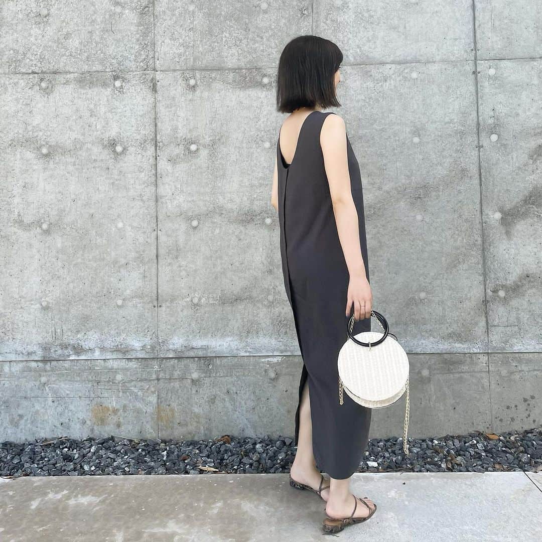 大江穂乃佳さんのインスタグラム写真 - (大江穂乃佳Instagram)「. 背中あきワンピース🧚‍♀️ ストンとした形がとても好みです。 夏のワンピースは最高🐻‍❄️ #onepiece #milaowen」7月19日 19時47分 - hnk_o23