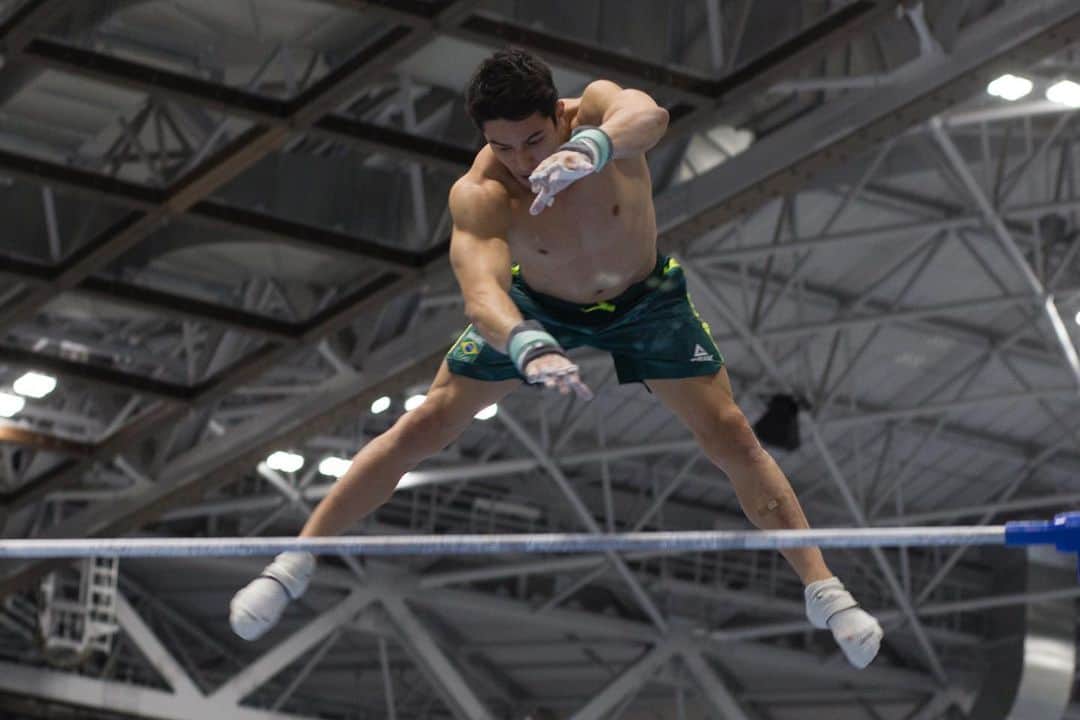 アルトゥール・オヤカワ・マリアノのインスタグラム：「Rodando e voando por ai 🔥❤️ #toquio #tokyo #highbar #pommel #gymnastics #timebrasil  📸: @timebrasil」