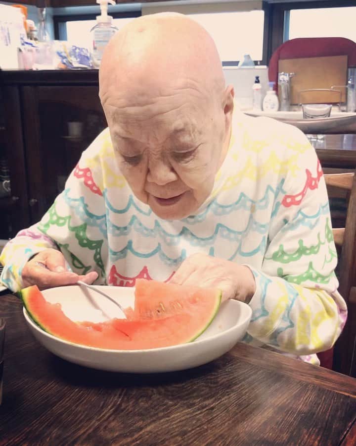 瀬戸内寂聴のインスタグラム：「リハビリの後にスイカを食べました🍉 今日はいつもの倍以上の大きさです😊  #スイカ #リハビリ #寂庵 #瀬戸内寂聴」
