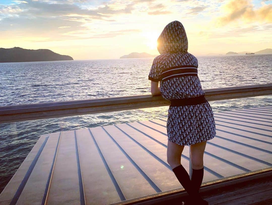 加賀美早紀さんのインスタグラム写真 - (加賀美早紀Instagram)「朝日🌈 私めちゃくちゃ早起きで 朝からすっごい元気だから 駆け出して船頭へ とにかく綺麗だった😭✨」7月19日 19時59分 - kagami_saki