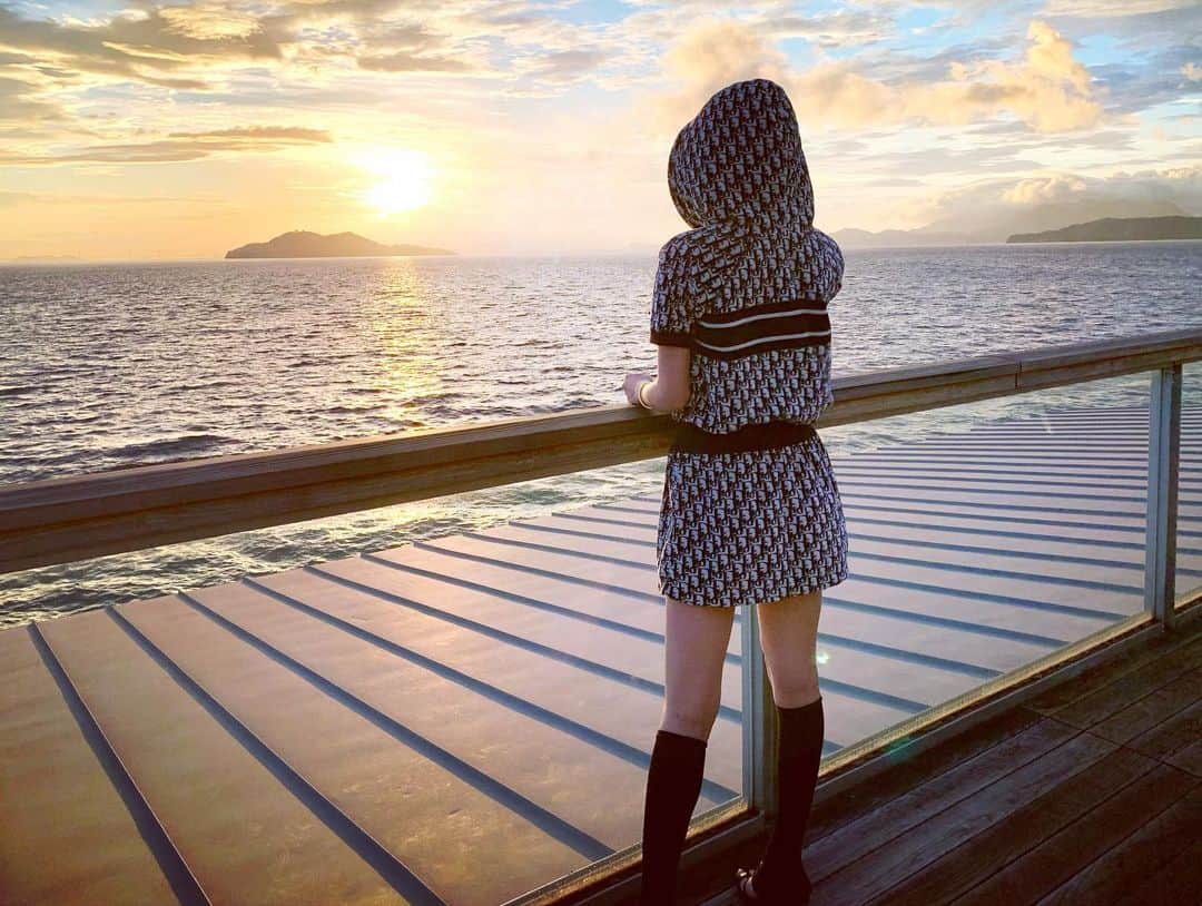 加賀美早紀さんのインスタグラム写真 - (加賀美早紀Instagram)「朝日🌈 私めちゃくちゃ早起きで 朝からすっごい元気だから 駆け出して船頭へ とにかく綺麗だった😭✨」7月19日 19時59分 - kagami_saki