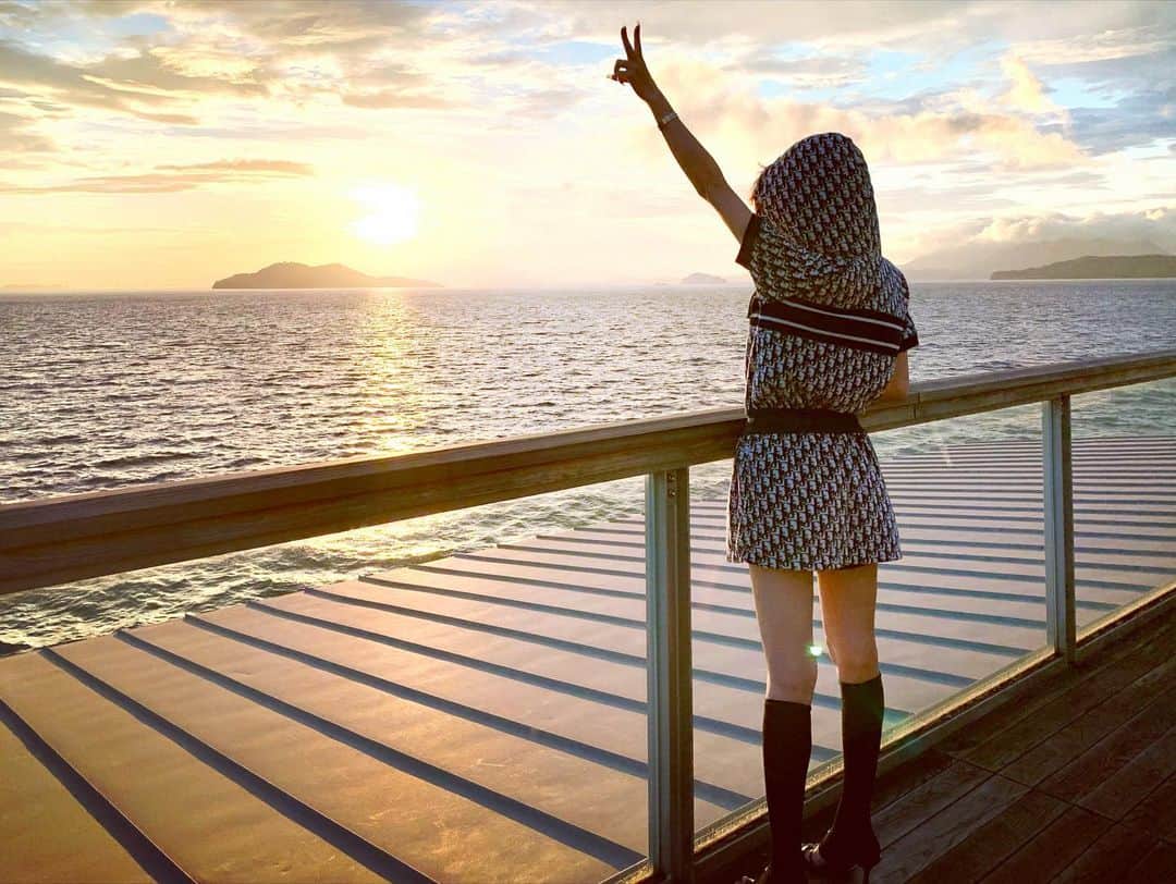 加賀美早紀のインスタグラム：「朝日🌈 私めちゃくちゃ早起きで 朝からすっごい元気だから 駆け出して船頭へ とにかく綺麗だった😭✨」