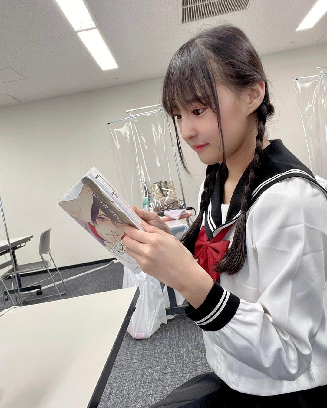 岡本怜奈さんのインスタグラム写真 - (岡本怜奈Instagram)「♡ 🏫🎒🎓📔 ⁡ #オンラインお話し会 ありがとうございました(*ˊ˘ˋ*)｡♪:*° ⁡ FJKday. ̫ . 真面目JKに見えますか？ ⁡ ⁡ ⁡ 📖𝖻𝗈𝗈𝗄📖 #ざんねんな万葉集 ♡ ♡ #nmb48 #岡本怜奈 #れなたん #たんたんコーデ #コーデ #code #ファッション #fashion #fjk #高校生 #jk #制服 #セーラー服 #コスプレ #本 #book #万葉集  #happy #Instagood」7月19日 20時25分 - renatan1222