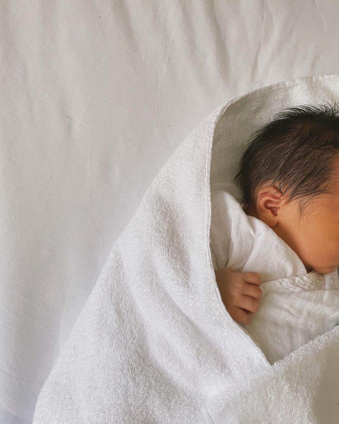 小屋春菜のインスタグラム：「一昨日、3900gの男の子が元気に出てきてくれました🤍 予想外の予定日1週間超過でしたが、帰国後で隔離中の主人の事を、お腹の中でじっと待っているかのようでそれもまた愛おしい時間でした🧸🎈　  旦那さんも私もいないお家で私の父母とお留守番してくれている娘にも早く会いたい😮‍💨🤍  #20210717 #一姫二太郎」