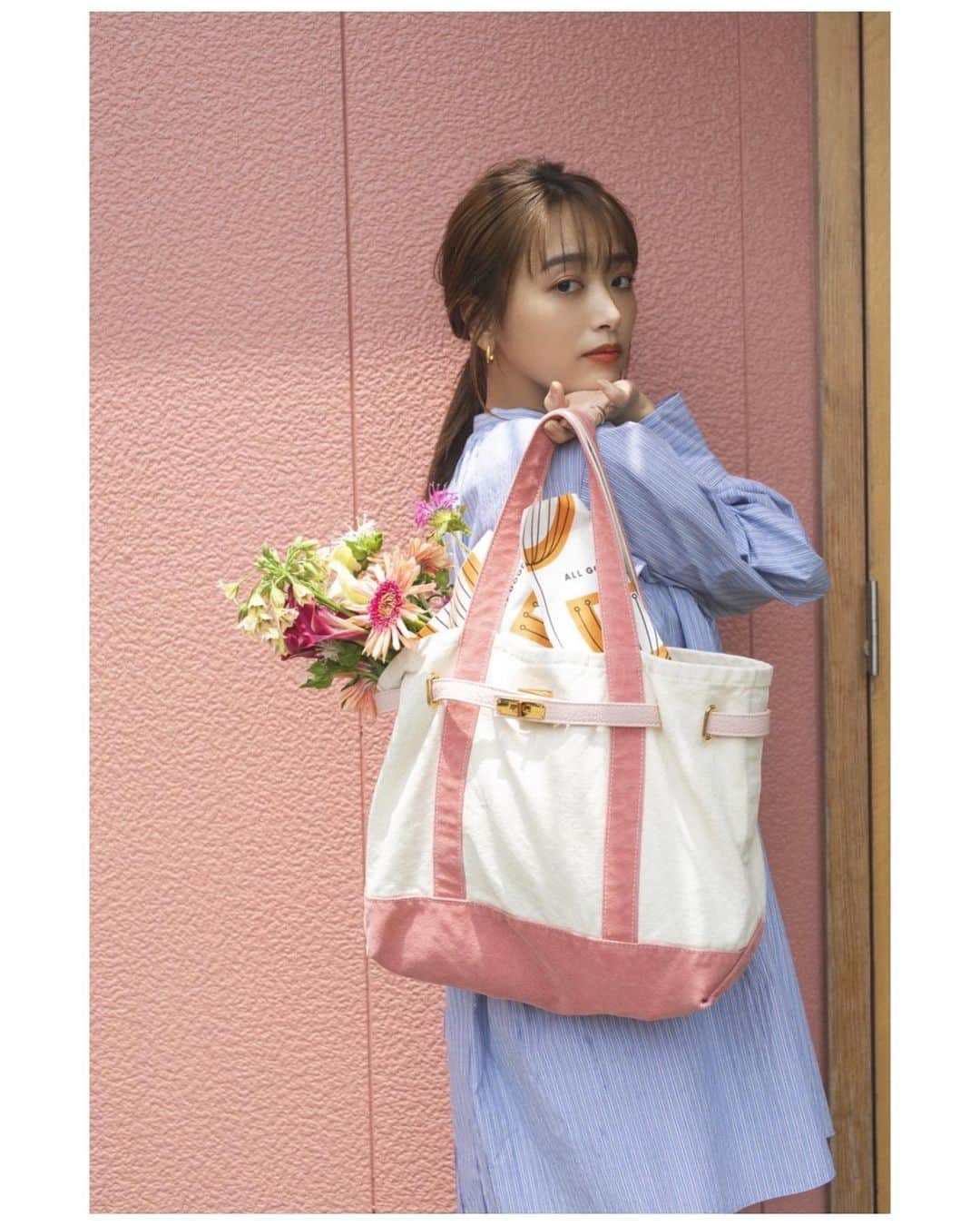近藤千尋のインスタグラム：「以前　mook本でお世話になった、@spickandspan_jp  さんの 撮影にて、、🌻❣️ またお仕事できて嬉しいなぁ💓🥰  かわいいトートのイメージ撮影を して頂きました👜💐 たくさん色があるので、 みなさんも自分にぴったりのトートを 探してみてくださいね😍😍😍」