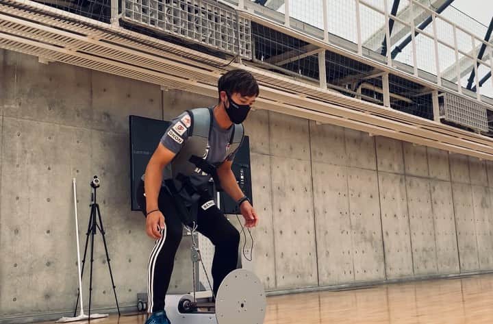 のインスタグラム：「初めてのフライホイール。 初めてのトレーニングを行うときは実践前にメカニズムから読み取ってイメージ下でまず行います。 （クリアにイメージできないところはマシンのメカニズム理解と自分の身体感覚にズレがある）  それから実際にやりながらギャップを修正、僕の場合はこれでコツを掴むスピードが上がります。  #フライホイール  #JARTA #身体操作 #中野崇 #JARTAトレーニング #スポーツトレーナー #トレーニング #パフォーマンスアップ #マシントレーニング #スクワット」