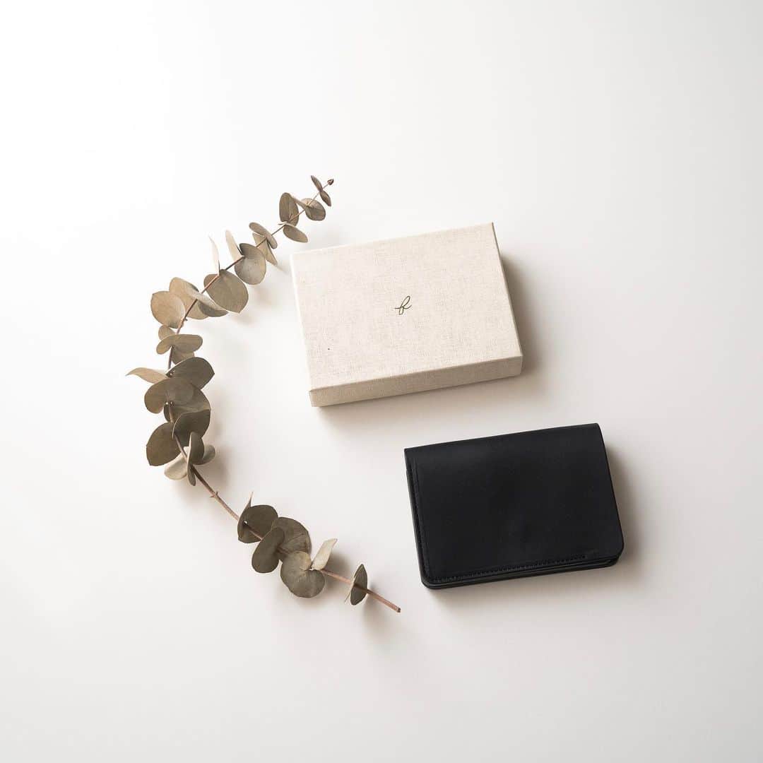 ponsuke_wearのインスタグラム：「new in ・ @forme_official )× @bloomandbranch のショートウォレット ・ カラーはミッドナイトブルー GUIDI社のバケッタレザーで、黒に近づいていくのがとても楽しみ！ ・ ・ #forme #bloomandbranch」