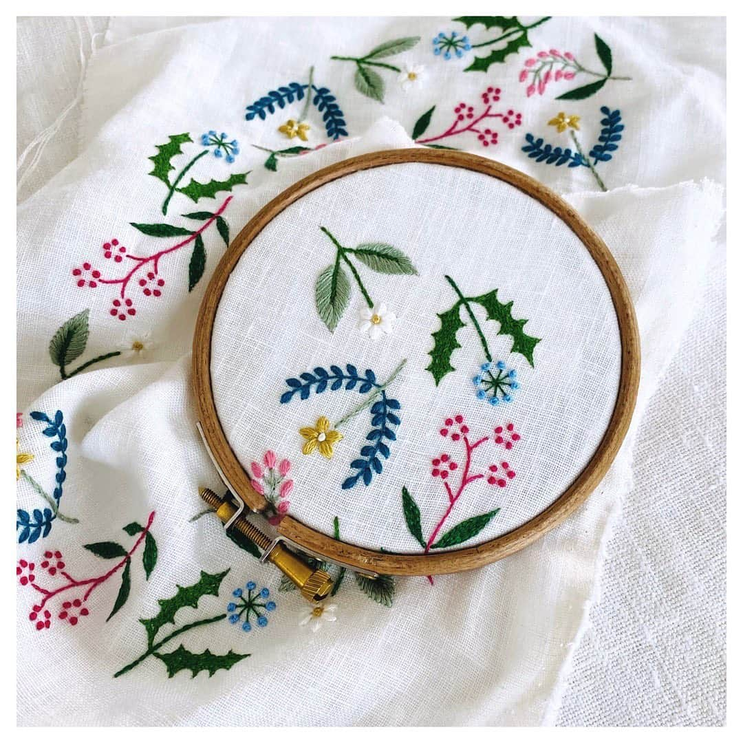 樋口愉美子のインスタグラム：「. 白が眩しい季節 家に居ても日焼けしそう  #embroidery #handmade #linen #pattern  #botanical #summer #yumikohiguchi #樋口愉美子 #ハンドメイド #手仕事 #刺繍 #자수 #broderie #bordado #вышивка #needlework #handstitched #handembroidery」