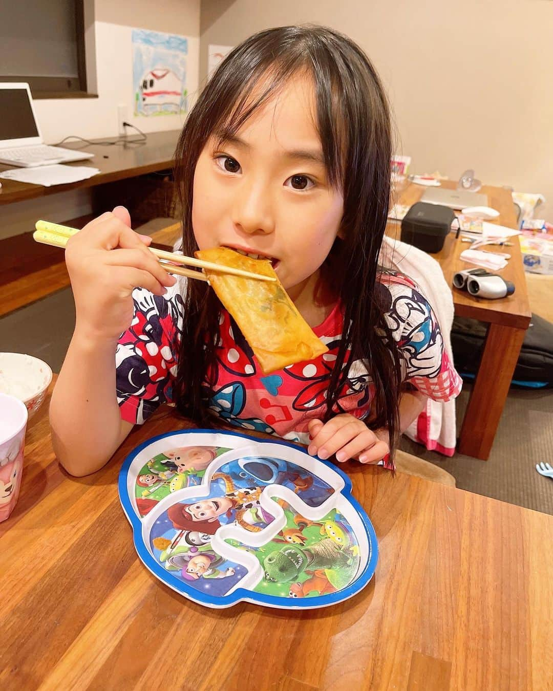 みきママさんのインスタグラム写真 - (みきママInstagram)「【晩御飯は中華です！！】  今日は暑かった〜！！買い物に行ったら、財布を忘れてね、2往復したら、真っ黒くろすけになりました。  暑かったからよく冷やしたよだれ鶏とフルーツ、サクサクのベーコンしそチーズの春巻き、回鍋肉にしました〜！！  みんな「春巻きうまいー。」ってさ。めちゃ汗かいたよね。  いよいよ明日、通信簿だな。れんくんの運命の時です。  ゲームの時間が制限されるかどうか❓みものだな。  #みきママ　#春巻き　#よだれ鶏　#回鍋肉　#フルーツ」7月19日 21時27分 - mikimama_official