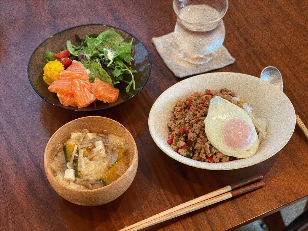 瀬戸サオリさんのインスタグラム写真 - (瀬戸サオリInstagram)「お家ランチ🏠🍴 . 味噌汁は味噌鍋というものを 知ったので…🔍  最高の味噌汁と 最高の土鍋ご飯で 朝を迎えたいと思い 購入しました🥰🤍 . 一口飲んだ瞬間 夫とこれはなにーー！ 美味しすぎる！！😨 となりました🤤 . そんな今朝は まさに念願の 最高の味噌汁と土鍋ご飯で 朝から至福🤤  暑くてバテてるけど 明日も頑張りましょうね💘 ＿＿＿＿＿＿＿＿＿＿＿ #おうちごはん #オーガニック #有機野菜 #味噌汁鍋 #saori_cooking」7月19日 21時31分 - seto_saori