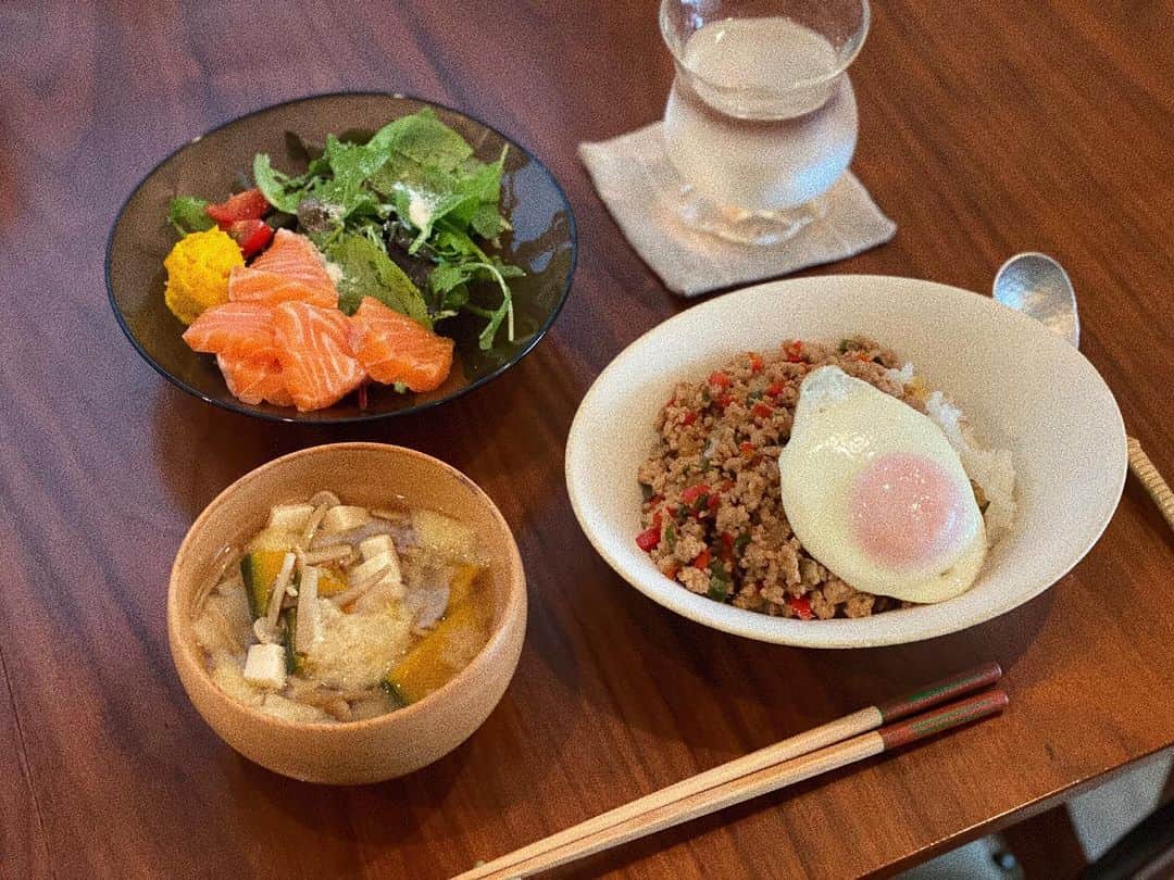 瀬戸サオリのインスタグラム：「お家ランチ🏠🍴 . 味噌汁は味噌鍋というものを 知ったので…🔍  最高の味噌汁と 最高の土鍋ご飯で 朝を迎えたいと思い 購入しました🥰🤍 . 一口飲んだ瞬間 夫とこれはなにーー！ 美味しすぎる！！😨 となりました🤤 . そんな今朝は まさに念願の 最高の味噌汁と土鍋ご飯で 朝から至福🤤  暑くてバテてるけど 明日も頑張りましょうね💘 ＿＿＿＿＿＿＿＿＿＿＿ #おうちごはん #オーガニック #有機野菜 #味噌汁鍋 #saori_cooking」