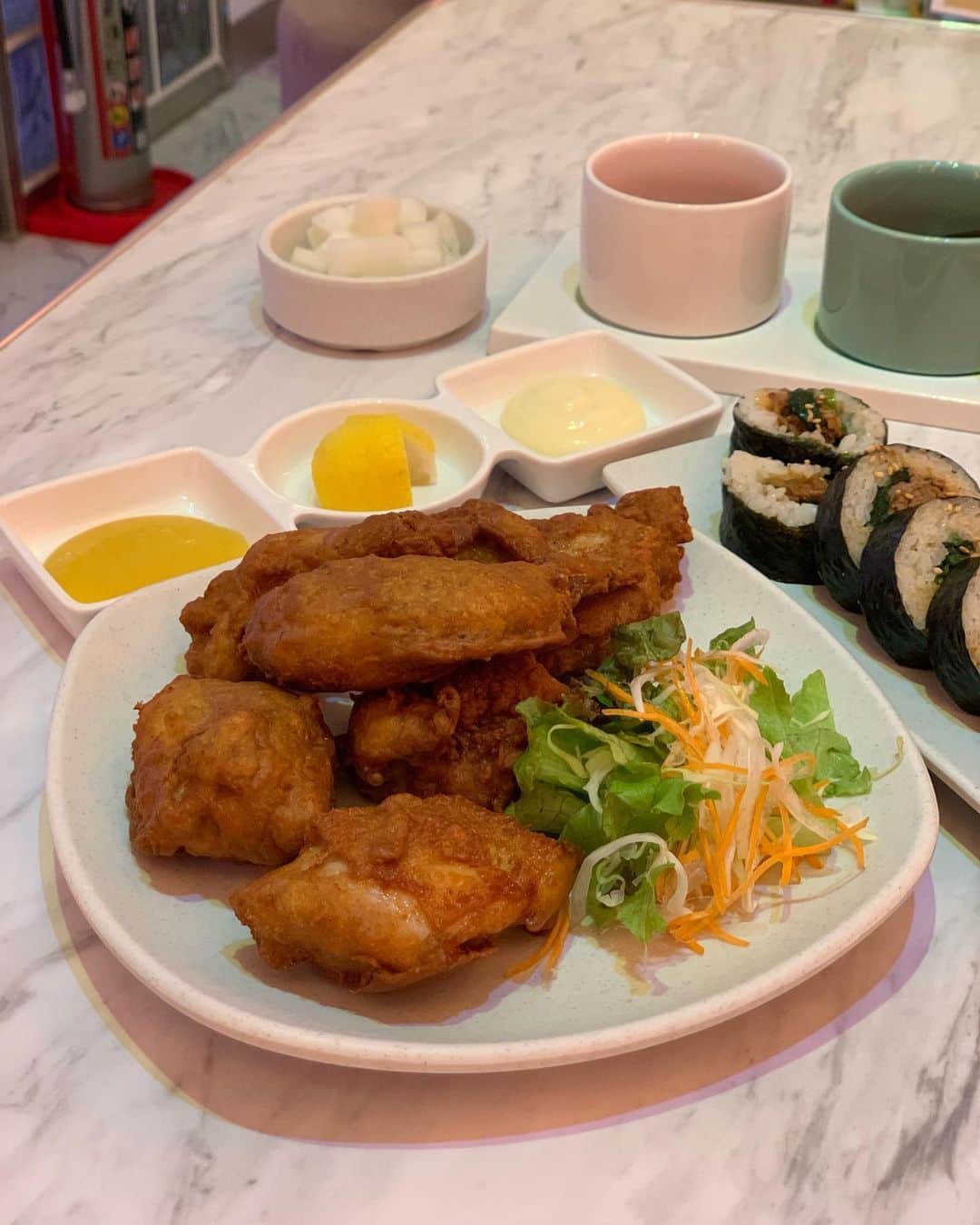 桜井莉菜さんのインスタグラム写真 - (桜井莉菜Instagram)「大阪のPARCOのB2Fにある @honmanichicken 💓 内装もすっごい可愛くて美味しくてめちゃくちゃお気に入りのお店なのっ✨✨✨ @soyon_kitashinchi とココは 大阪帰ったら絶対行く❤️ 大阪のオススメ韓国料理屋さんの紹介でしたっ☺️ みんなも美味しいお店とかあったらいっぱい教えて下さい😍  #韓国料理#心斎橋グルメ#心斎橋ランチ」7月19日 21時36分 - rina__sakurai