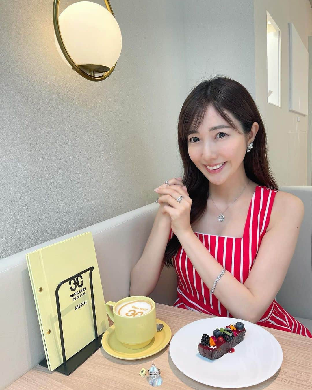 松本あゆ美のインスタグラム：「. 7月16日、表参道にオープンした HELICAL CHORD JEWELRY & CAFE💍 . ジュエリーを試しながらスイーツやドリンクが味わえる 新しい感覚のカフェです💎☕️🍰 店内のジュエリーは総額約３億円だそう！ 私はネックレス、リング、ブレスレットをお試しさせてもらいました✨ . いただいたスイーツは、 #giovanni のチョコレートテリーヌ🍫 ベリーの酸味とチョコの相性抜群でした💓 . . . #ヘリカルコード #helicalchord #ジョバンニ  #表参道カフェ #ヘリカルコードジュエリーカフェ  #チョコレートテリーヌ  #juwelly #diamondring #钻石 #다이아몬드반지 #ダブスタ #ダブルスタンダードクロージング  #お天気お姉さんの日常」