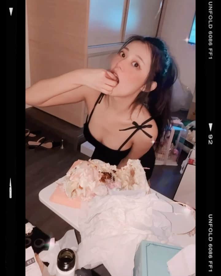 張香香のインスタグラム：「終於把身邊巨蟹姐妹的生日過完🎂 我要戒酒了好累😵‍💫  （戒個5天之類🙂🙂🙂」