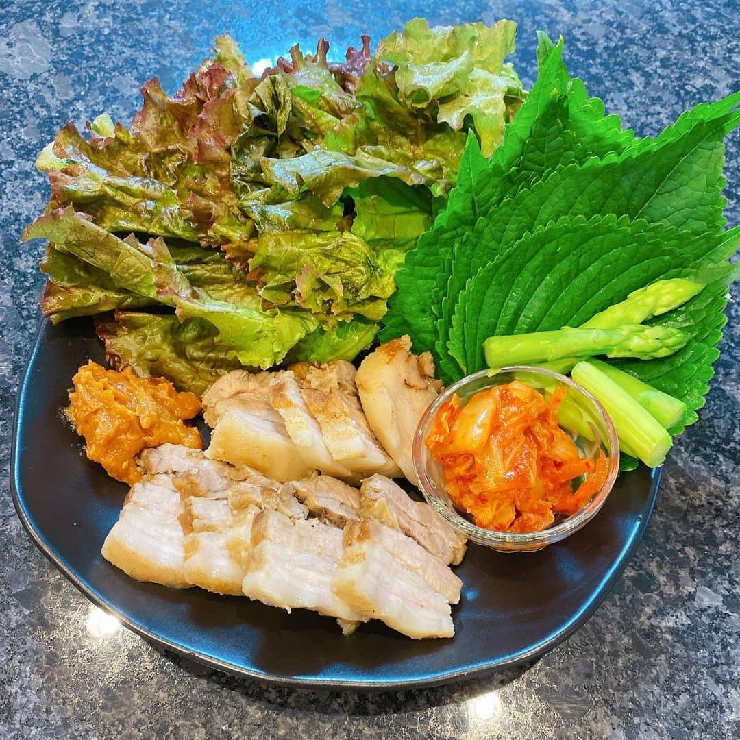 美雪ありすのインスタグラム：「今日はお家でポッサムを食べました🐷　  お肉を葉野菜で包んで食べるのが好きです☺️  エゴマの葉って子供の頃は好きではなかったけど、今は大好物💕　  #ポッサム  #韓国料理　 #おいしくてバランス良し　 #サニーレタスはぱんありも食べたよ」