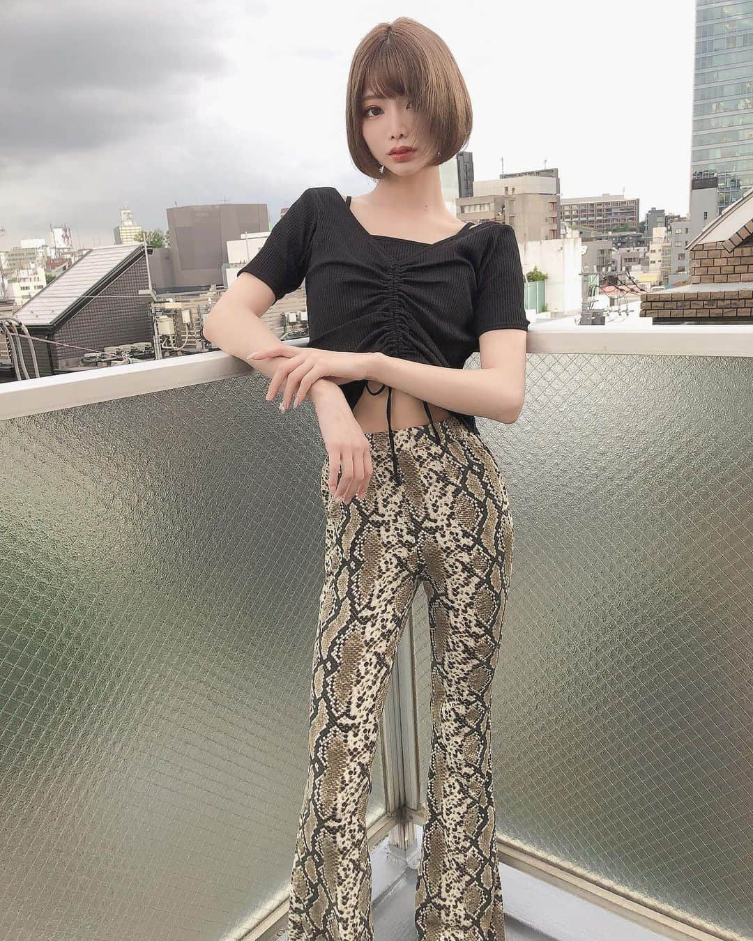 米倉みゆさんのインスタグラム写真 - (米倉みゆInstagram)「脚長効果でちゅわ～🐍 · · · · · · #脚やせ #脚トレ #足痩せ #スタイルアップ #美容 #韓国メイク #韓国ヘア #テリちゃん #egoist #サロンモデル #モデル #撮影 #アイドル  #脚 #脚フェチ #美脚 #美尻 #Japan #japanesegirl #asiangirls #asianbeauty #photography #photo #photooftheday #japanese #style #fashion #fashionista #cool #followforfollowback」7月19日 22時08分 - yone__miyu630