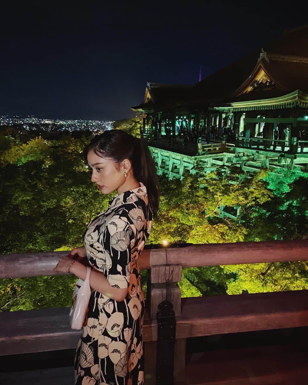谷まりあさんのインスタグラム写真 - (谷まりあInstagram)「先週に引き続き京都にお邪魔しました。今回は、Gucci さんの100周年in 京都にご招待いただいて京都を巡りながらGucciさんの歴史を教えて頂きました。 先程の投稿は、歴史ある仁和寺にて、Gucciさんのハイジュエリーコレクションとファインウオッチを見させて頂きました。ラグジュアリーと日本の文化の一体化がとても贅沢な空間を作り出していました。 続いてお邪魔した旧川崎家住宅では、バンブーハンドルのハンドバッグの歴史、職人さんのこだわりや、バッグ一点一点に込められた想い、デザインのゆかりを学びました。バッグやブランドの精神と京都の精神が重なる部分に感動しました。 ものづくりの深さを体験させていただいて、再度物の大切さ、職人さんの素晴らしさに気付かされた後、最後に訪れたのは、古都京都の文化財として世界文化遺産に登録されている清水寺です。自然とデジタルの融合を清水寺でお洋服を通して表現されていて、清水寺全体がGucciカラーに染まり、空には幻想的な月があるという異空間にいるような体験をしました。 お洋服も一つ一つとても素晴らしかったです。 数時間にわたって回遊させて頂きましたが時の流れっがあっという間でした。 このような特別なイベントが日本で行われたこと、とても嬉しいですね☺️日本の文化が世界に注目されていることに誇りを持って、私自身ももっと日本の文化を学ぶ機会を増やしたいなと感じさせてくれた機会でした🌱 ありがとうございました☺️  @gucci   #GucciInKyoto #GucciBambooHouse #GucciDiana  #GucciAria」7月19日 22時55分 - mariaaaa728