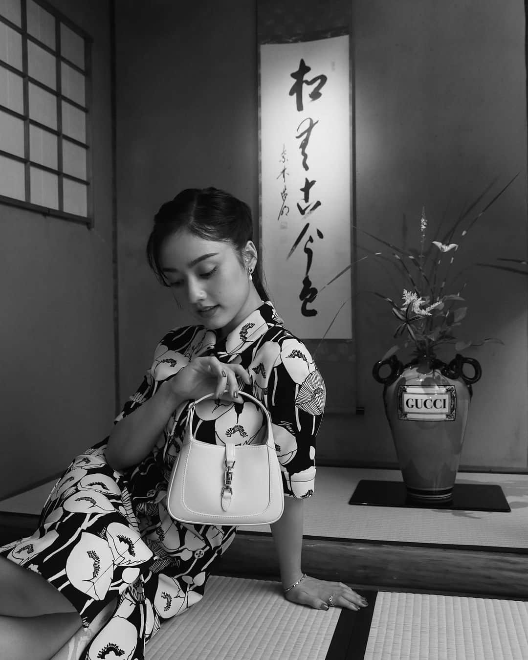 谷まりあさんのインスタグラム写真 - (谷まりあInstagram)「先週に引き続き京都にお邪魔しました。今回は、Gucci さんの100周年in 京都にご招待いただいて京都を巡りながらGucciさんの歴史を教えて頂きました。 先程の投稿は、歴史ある仁和寺にて、Gucciさんのハイジュエリーコレクションとファインウオッチを見させて頂きました。ラグジュアリーと日本の文化の一体化がとても贅沢な空間を作り出していました。 続いてお邪魔した旧川崎家住宅では、バンブーハンドルのハンドバッグの歴史、職人さんのこだわりや、バッグ一点一点に込められた想い、デザインのゆかりを学びました。バッグやブランドの精神と京都の精神が重なる部分に感動しました。 ものづくりの深さを体験させていただいて、再度物の大切さ、職人さんの素晴らしさに気付かされた後、最後に訪れたのは、古都京都の文化財として世界文化遺産に登録されている清水寺です。自然とデジタルの融合を清水寺でお洋服を通して表現されていて、清水寺全体がGucciカラーに染まり、空には幻想的な月があるという異空間にいるような体験をしました。 お洋服も一つ一つとても素晴らしかったです。 数時間にわたって回遊させて頂きましたが時の流れっがあっという間でした。 このような特別なイベントが日本で行われたこと、とても嬉しいですね☺️日本の文化が世界に注目されていることに誇りを持って、私自身ももっと日本の文化を学ぶ機会を増やしたいなと感じさせてくれた機会でした🌱 ありがとうございました☺️  @gucci   #GucciInKyoto #GucciBambooHouse #GucciDiana  #GucciAria」7月19日 22時55分 - mariaaaa728