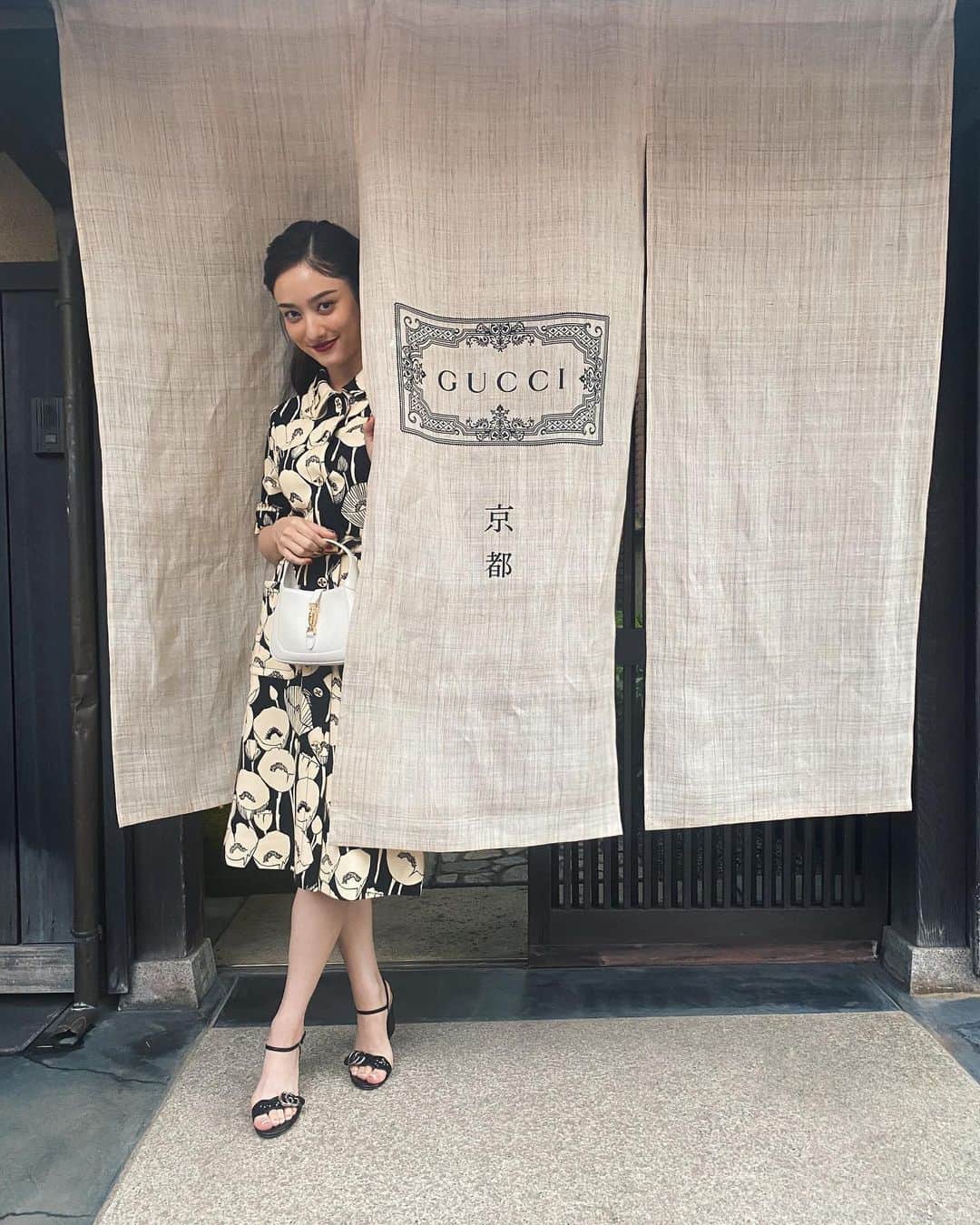 谷まりあさんのインスタグラム写真 - (谷まりあInstagram)「先週に引き続き京都にお邪魔しました。今回は、Gucci さんの100周年in 京都にご招待いただいて京都を巡りながらGucciさんの歴史を教えて頂きました。 先程の投稿は、歴史ある仁和寺にて、Gucciさんのハイジュエリーコレクションとファインウオッチを見させて頂きました。ラグジュアリーと日本の文化の一体化がとても贅沢な空間を作り出していました。 続いてお邪魔した旧川崎家住宅では、バンブーハンドルのハンドバッグの歴史、職人さんのこだわりや、バッグ一点一点に込められた想い、デザインのゆかりを学びました。バッグやブランドの精神と京都の精神が重なる部分に感動しました。 ものづくりの深さを体験させていただいて、再度物の大切さ、職人さんの素晴らしさに気付かされた後、最後に訪れたのは、古都京都の文化財として世界文化遺産に登録されている清水寺です。自然とデジタルの融合を清水寺でお洋服を通して表現されていて、清水寺全体がGucciカラーに染まり、空には幻想的な月があるという異空間にいるような体験をしました。 お洋服も一つ一つとても素晴らしかったです。 数時間にわたって回遊させて頂きましたが時の流れっがあっという間でした。 このような特別なイベントが日本で行われたこと、とても嬉しいですね☺️日本の文化が世界に注目されていることに誇りを持って、私自身ももっと日本の文化を学ぶ機会を増やしたいなと感じさせてくれた機会でした🌱 ありがとうございました☺️  @gucci   #GucciInKyoto #GucciBambooHouse #GucciDiana  #GucciAria」7月19日 22時55分 - mariaaaa728