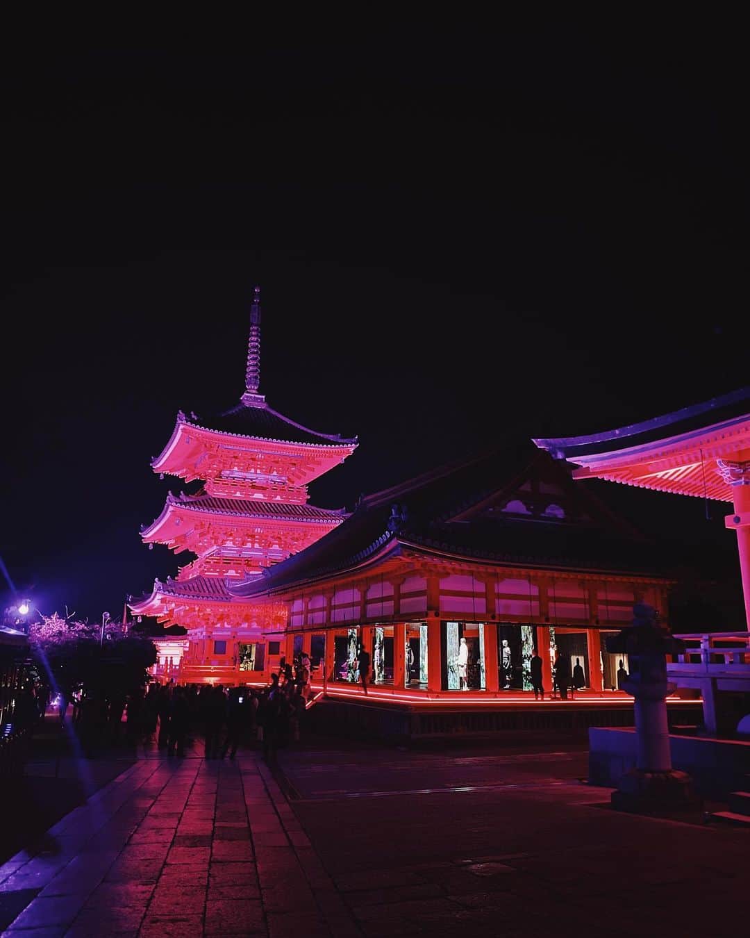 谷まりあさんのインスタグラム写真 - (谷まりあInstagram)「先週に引き続き京都にお邪魔しました。今回は、Gucci さんの100周年in 京都にご招待いただいて京都を巡りながらGucciさんの歴史を教えて頂きました。 先程の投稿は、歴史ある仁和寺にて、Gucciさんのハイジュエリーコレクションとファインウオッチを見させて頂きました。ラグジュアリーと日本の文化の一体化がとても贅沢な空間を作り出していました。 続いてお邪魔した旧川崎家住宅では、バンブーハンドルのハンドバッグの歴史、職人さんのこだわりや、バッグ一点一点に込められた想い、デザインのゆかりを学びました。バッグやブランドの精神と京都の精神が重なる部分に感動しました。 ものづくりの深さを体験させていただいて、再度物の大切さ、職人さんの素晴らしさに気付かされた後、最後に訪れたのは、古都京都の文化財として世界文化遺産に登録されている清水寺です。自然とデジタルの融合を清水寺でお洋服を通して表現されていて、清水寺全体がGucciカラーに染まり、空には幻想的な月があるという異空間にいるような体験をしました。 お洋服も一つ一つとても素晴らしかったです。 数時間にわたって回遊させて頂きましたが時の流れっがあっという間でした。 このような特別なイベントが日本で行われたこと、とても嬉しいですね☺️日本の文化が世界に注目されていることに誇りを持って、私自身ももっと日本の文化を学ぶ機会を増やしたいなと感じさせてくれた機会でした🌱 ありがとうございました☺️  @gucci   #GucciInKyoto #GucciBambooHouse #GucciDiana  #GucciAria」7月19日 22時55分 - mariaaaa728