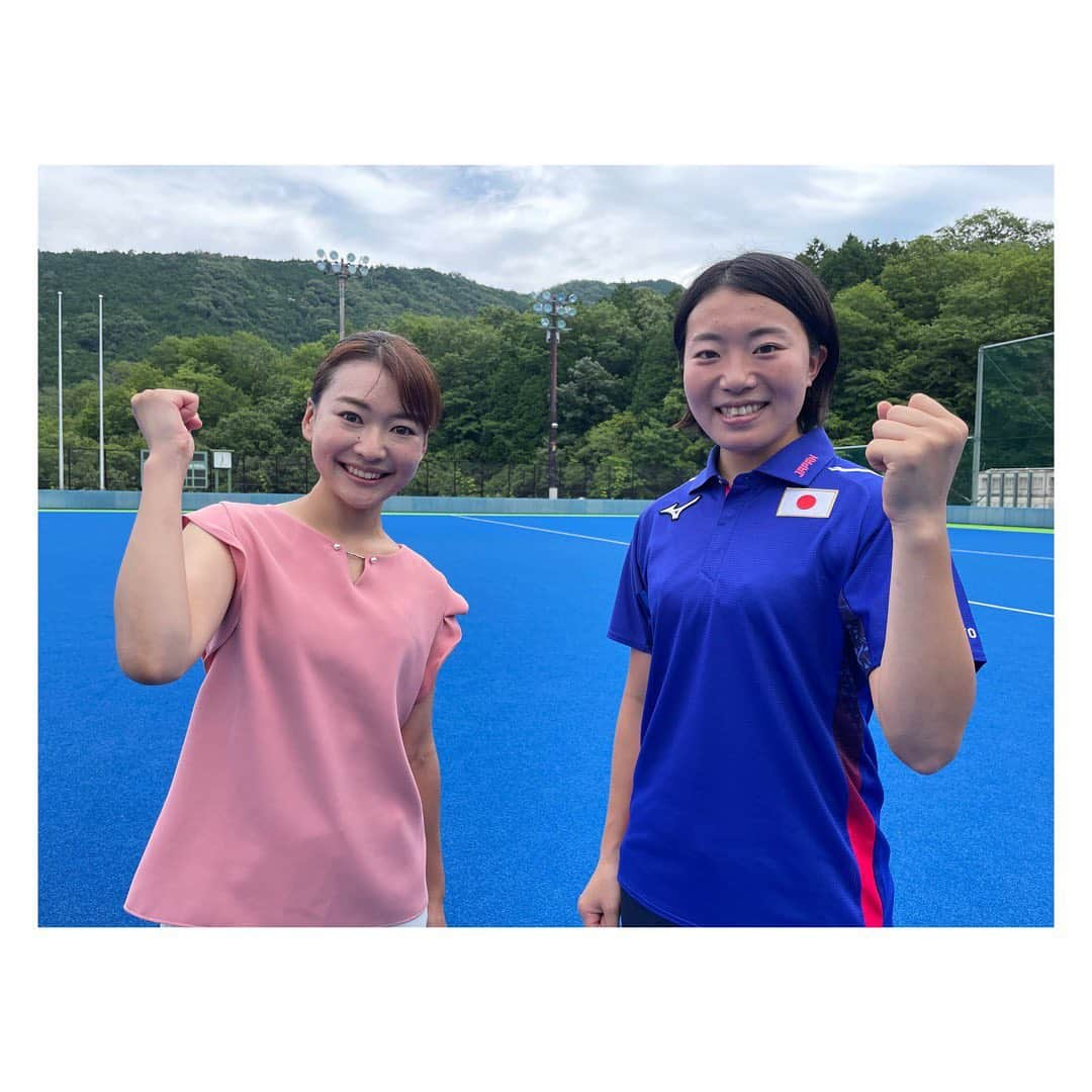 有田優理香のインスタグラム：「🏑🇯🇵  あすのテレビ派では女子ホッケー東京五輪代表の尾本桜子選手を特集します🌸  尾本選手の出身は広島のお隣岩国市玖珂町。 町内初のオリンピアン誕生に喜ぶ街の様子やご家族を取材させていただきました🎤 ぜひご覧ください🥰  2枚目の写真はどっちが日焼けしてるか比べてます笑  スポーツしてない私はいつのまにやけたんだろう🤔  #コカコーラレッドスパークス #さくらジャパン #尾本桜子 選手　#桜子さんがさくらジャパン　#運命だと思う」