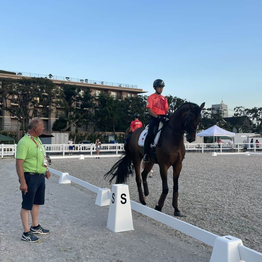 のインスタグラム：「涼しい時間になってからのトレーニング🐴 本番も夜なので少しずつ慣らしていきます👍️  #馬術 #馬場馬術 #馬 #乗馬  #horse #dressage #equestrian  #horseriding #horsesofinstagram #東京オリンピック #東京五輪 #日本代表 #teamjapan #林伸伍 #roadtotokyo　#東京2020 #tokyo2020 #athlete #アスリート」