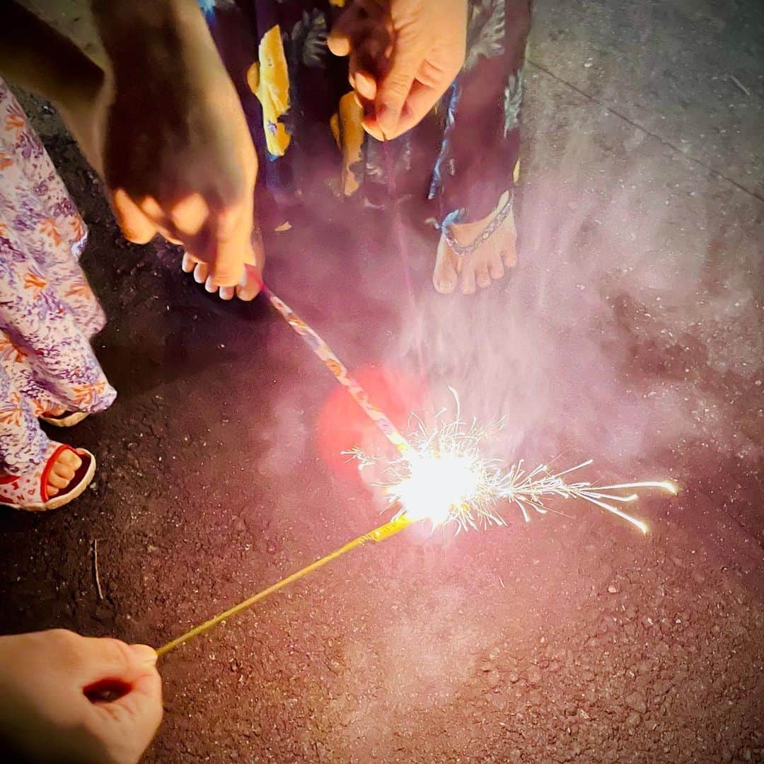 山口もえのインスタグラム：「・  今年初！花火をしました✨ 花火の香りが「夏だぞーっ❣️」 って教えてくれてる気がしたよ😊 おうち時間をいかに楽しめるか 試行錯誤しながら過ごしたいと思います✨  母ちゃん早起きはなくなるけど・・・ 朝昼晩のごはん作りが始まる😱😱😱笑 うまーく手抜きするぞぃ👍✨  #夏休み#🍉#ついに始まった！」