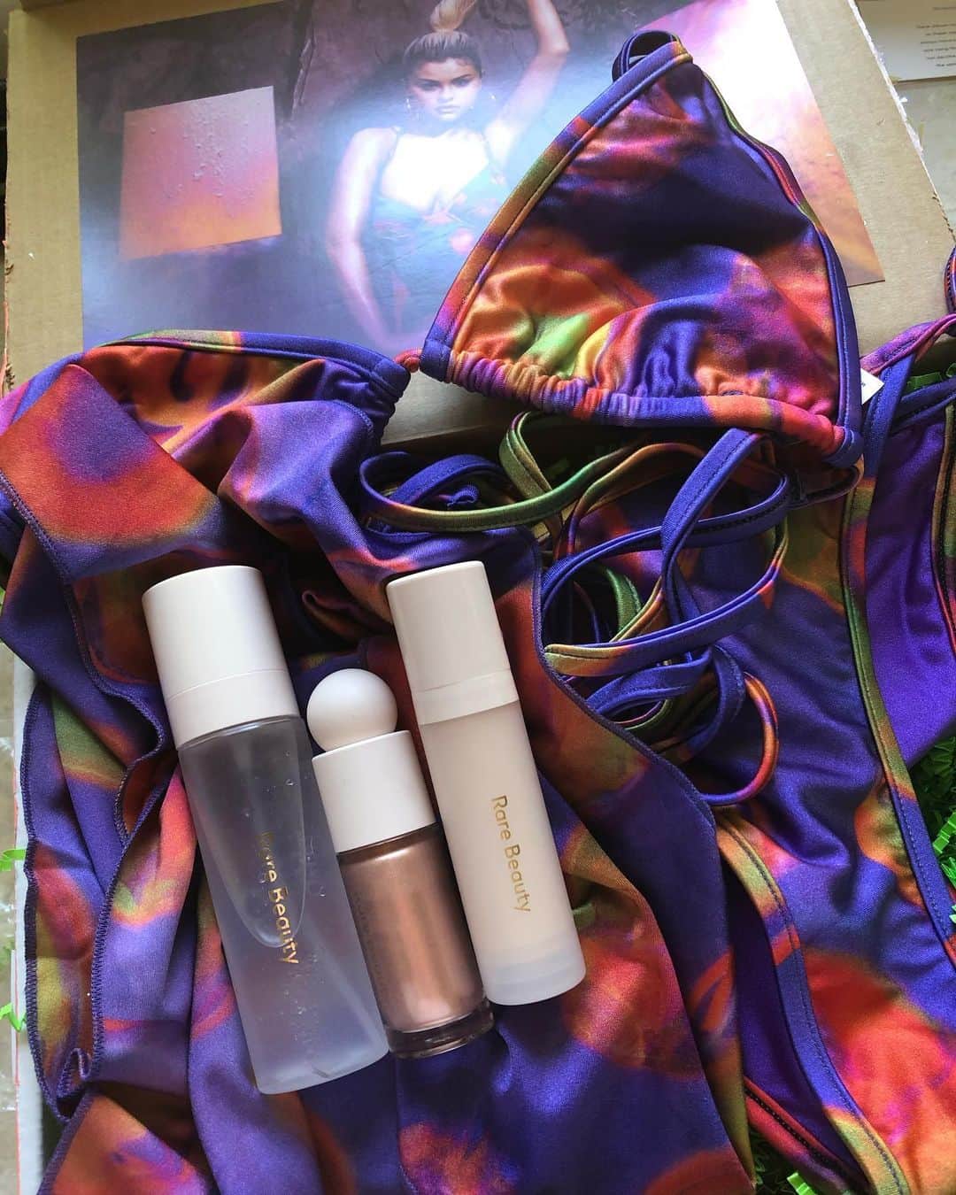 ブリトニー・スピアーズのインスタグラム：「Ok guys ... great news ☀️ !!! When I woke up I got a very cool box with a bikini in it 👙and my favorite three make up products from @SelenaGomez !!!! Her shimmers are really fun and her spritz for your face before makeup is bomb 💣  and smells very good !!!! Selena .... Thank you for surprising me with this gift … I’ve been looking for shimmers 😉💅💋 !!!!!!」
