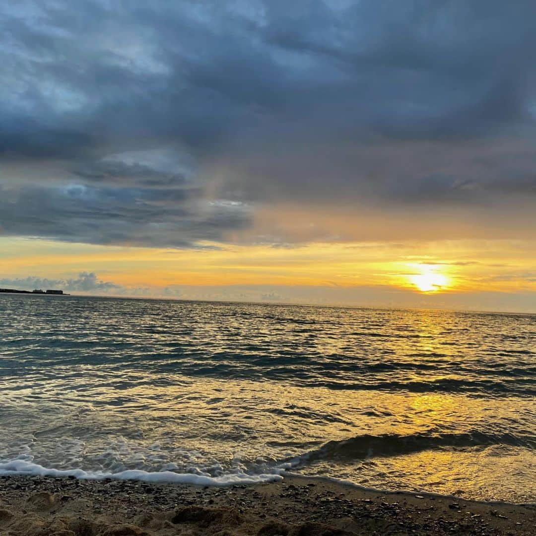 Mika Jimboさんのインスタグラム写真 - (Mika JimboInstagram)「【sunset time☀️OKINAWA】 ⁡ 大好きな沖縄のsunset🌇 未だに今回の旅の写真を見返しちゃう。 ⁡ 楽しかったな〜  もう少しお尻頑張って鍛えよっと。 (記録のため無加工残しておきます)  #sunsnt #sunsetbeach#沖縄#沖縄旅行#沖縄観光#沖縄生活#okinawa#沖縄ビーチ」7月20日 2時07分 - mikajimbox