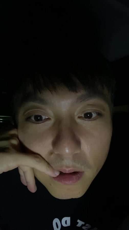 のインスタグラム：「とんでもない長さの配信ありがとうございました！！眠ろうとした所から170人まで増えて眠ろうとする僕と眠らせない皆さんとの戦いは引き分けですww 今度こそ勝ちをもぎ取ります。わかりにくいですが是非アーカイブ観てみて下さい🍑いつも応援ありがとうございます！ ※後半ほぼ喋ってません #沖縄#okinawa#芸人#お笑い#よしもと#睡眠戦#ヘラ#変顔」