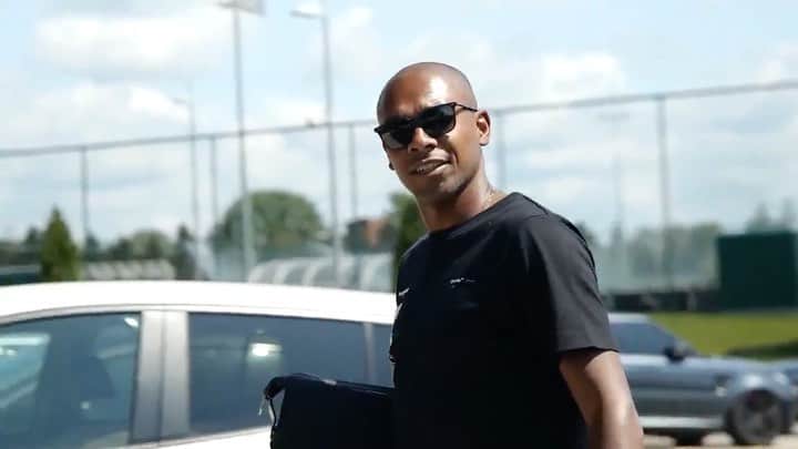 フェルナンジーニョのインスタグラム：「I’m back to the office! 🙌🏾」
