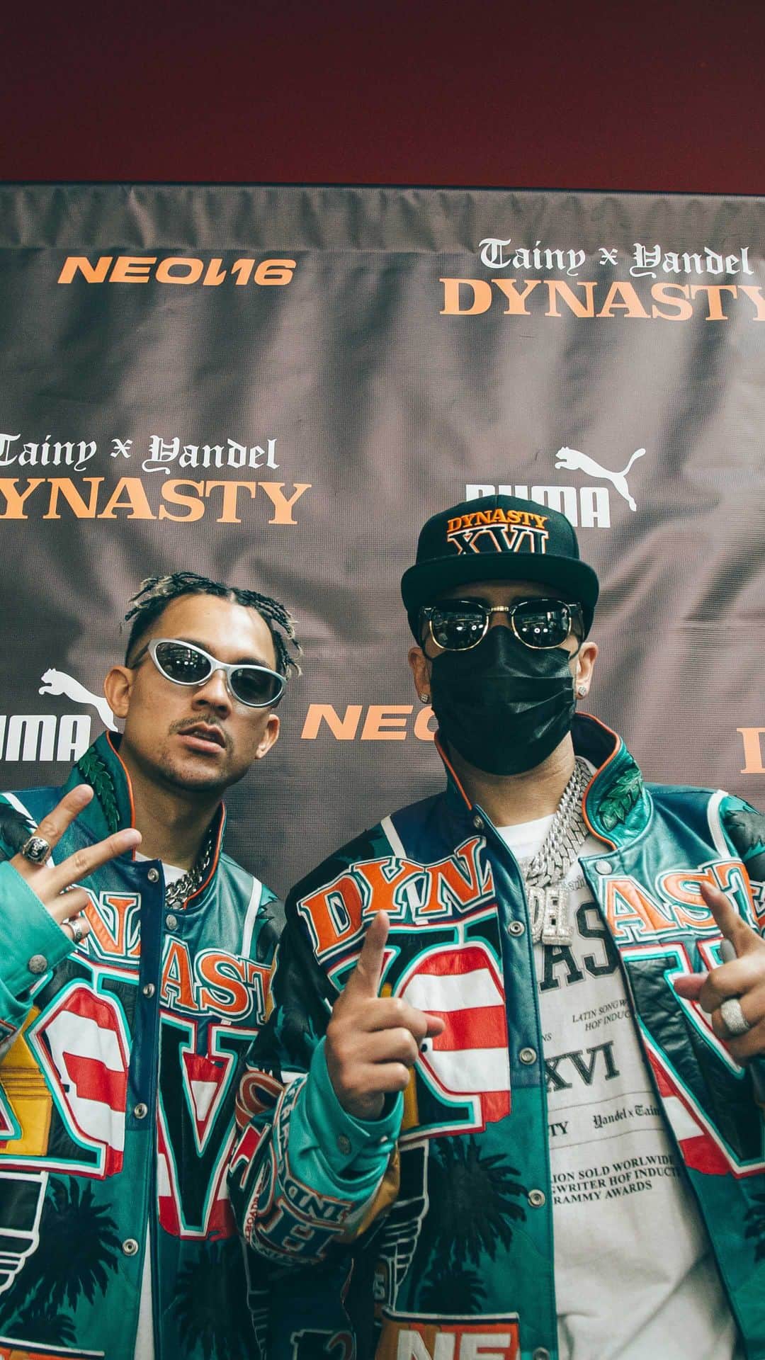 ヤンデルのインスタグラム：「que vinieron para conocernos y celebrar con nosotros el lanzamiento de nuestro nuevo álbum DYNASTY. Gracias @puma @puma_nyc @footlocker por hacer esto posible. Seguimos familia! @Tainy @yandel @neon16 #DYNASTYXVI」