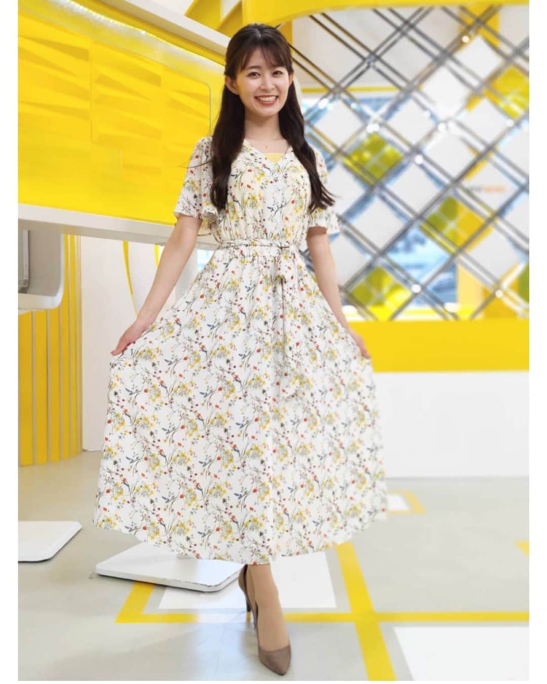 札幌テレビ「どさんこワイド朝」のインスタグラム：「7月の大家アナの衣装です。  1枚目は文字通り華やか、 2枚目はゴージャスなスリットが！ . . #どさんこワイド朝 #大家彩香  #衣装 #7月  #華やか #ゴージャス」