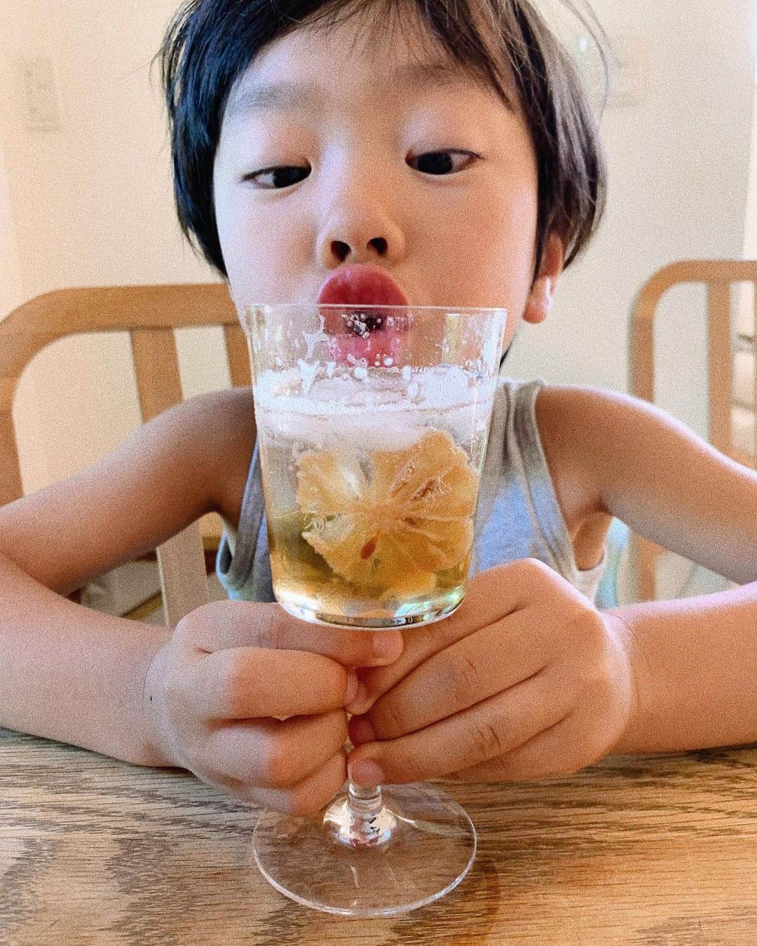 宇藤えみのインスタグラム：「プールしてお昼寝して 坊が仕込んだ梅シロップと飲み比べ🏖 漬かった梅も美味しそうに食べてた！ うちに来る大人たちが楽しそうにいつもお酒を飲んでいるのでお酒に憧れているらしくw 大人のグラスで飲むと嬉しそう🍹 ちなみにシュワシュワ(炭酸)はのんべぇ代表 @hknongrid の娘ちゃんから教わった😎🏖🤣  グラス @foodforthought_shop のオリジナルのワイングラス  #暮らし」