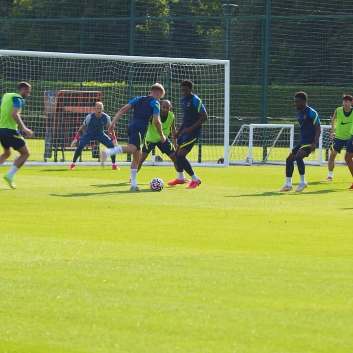 ジョー・ハートのインスタグラム：「Always pushing hard. Thank you @jrclarke_  for the photo opportunity 🧤 📸」