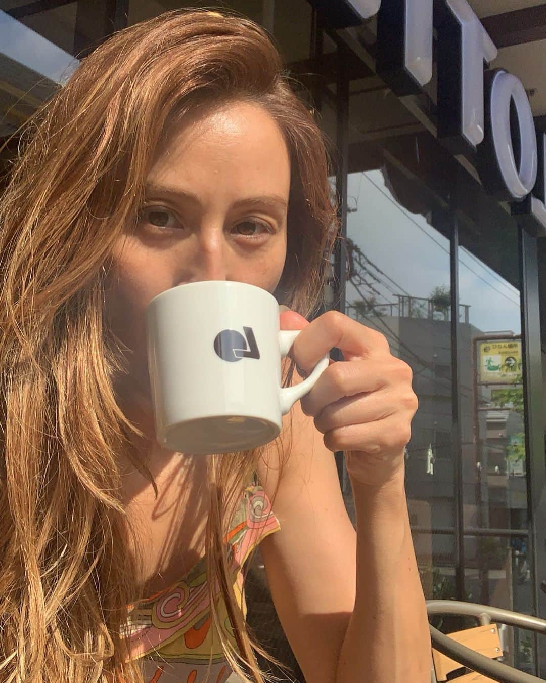 のインスタグラム：「ロッテリアで日焼けナウ 減量中でコーヒーしか買えるものなかった😂」