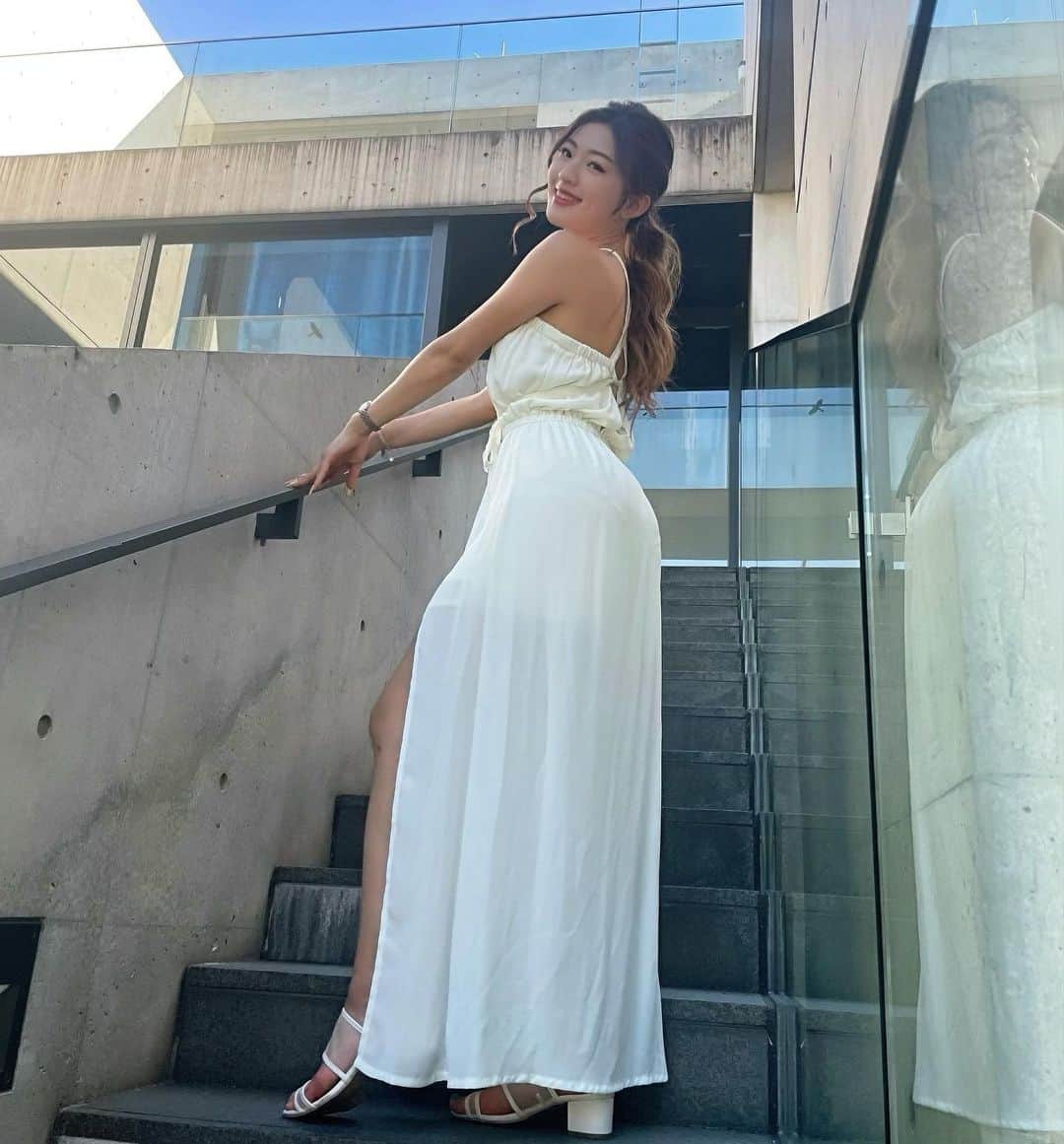 MIYABIのインスタグラム：「おはよう御座います🌞  スリットチラリ✨シリーズです💜  今日は大好きな海に行ってリフレッシュしてきたいと思います🏖  昨日は熱中症になりかけたので、皆様お気をつけください🥺  素敵な1日を💜  #cyberjapan #サイバージャパン  #cjd_miyabi #ミヤビーム  #リゼクシー #ミヤビコーデ」