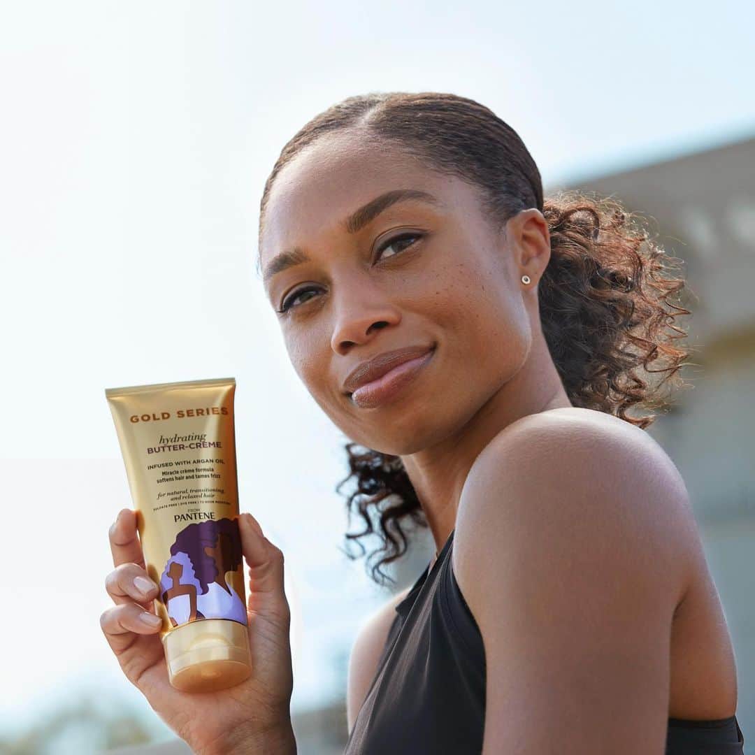 アリソン・フェリックスのインスタグラム：「What can I say, I like gold 🤷🏽‍♀️ No matter my choice of style, @pantene has a product that keeps my hair healthy on and off the track. My favorite product right now is Gold Series Hydrating Butter-Creme because it provides 72 hours of moisturization. It melts into your hair for noticeably soft, moisturized hair with a sulfate free and dye free formula infused with argan oil.」
