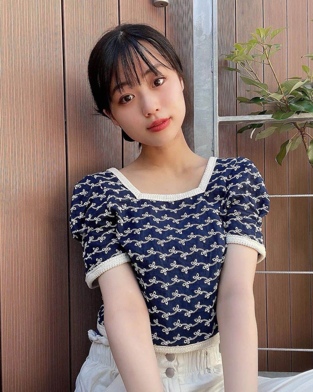 多田成美のインスタグラム：「☺︎ お団子ヘアバージョン💁‍♀️ 楽なので学校にして行くことが多いです🤍」