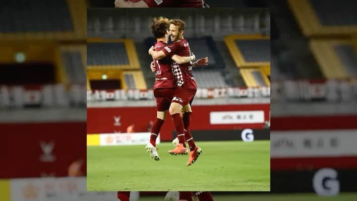 セルジ・サンペルのインスタグラム：「Mi hermano japonés, qué gran descubrimiento! Ha sido un placer jugar contigo y disfrutar de la conexión que tenemos tanto dentro como fuera del campo. Te echaremos de menos amigo, te deseo lo mejor en tu nueva etapa! 🍀  #KobeBros ⚡  日本人の兄弟、本当におめでとう！あなたと一緒にプレーできたこと、ピッチの内外でも素敵な関係性を築けたことを嬉しく思います。私たちは亨梧がいなくなって寂しくなりますが、新しいステージでの成功を祈っています！🍀」