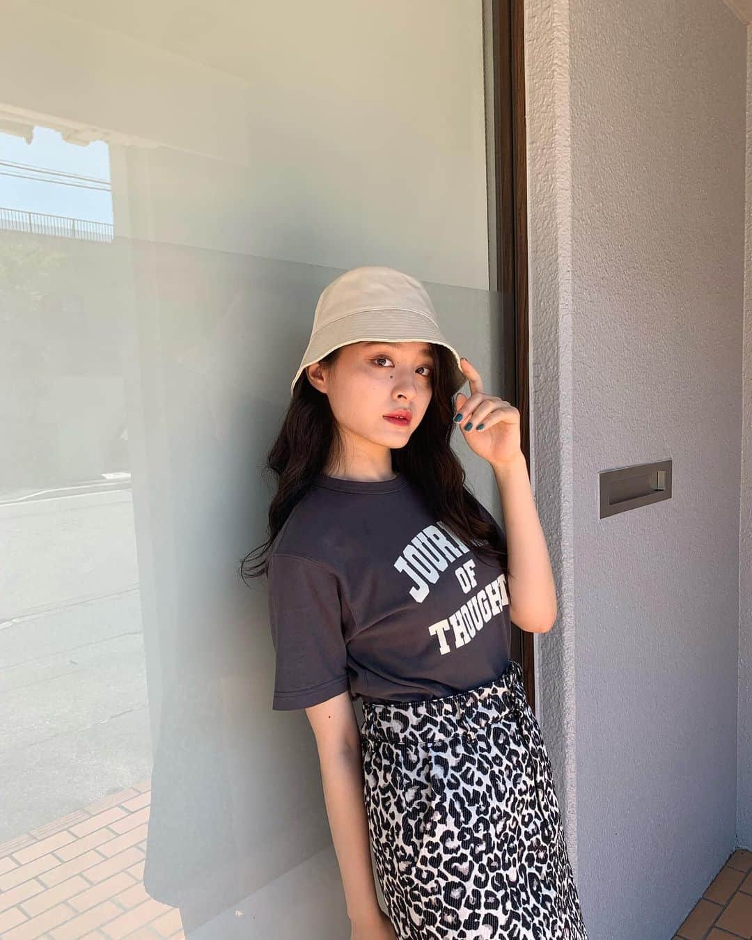 草野星華さんのインスタグラム写真 - (草野星華Instagram)「. ootd ⁡ Tシャツコーデ👚 色味が暗すぎず丁度いいからどんなコーデにもなっちゃうカメレオンTシャツ💡 💡 私は最近柄にハマってるので😉💜 ⁡ #草野星華 #ootd #gu_for_all  #GUstyle #gupr #ロゴT #カレッジロゴT」7月20日 18時45分 - ykys410