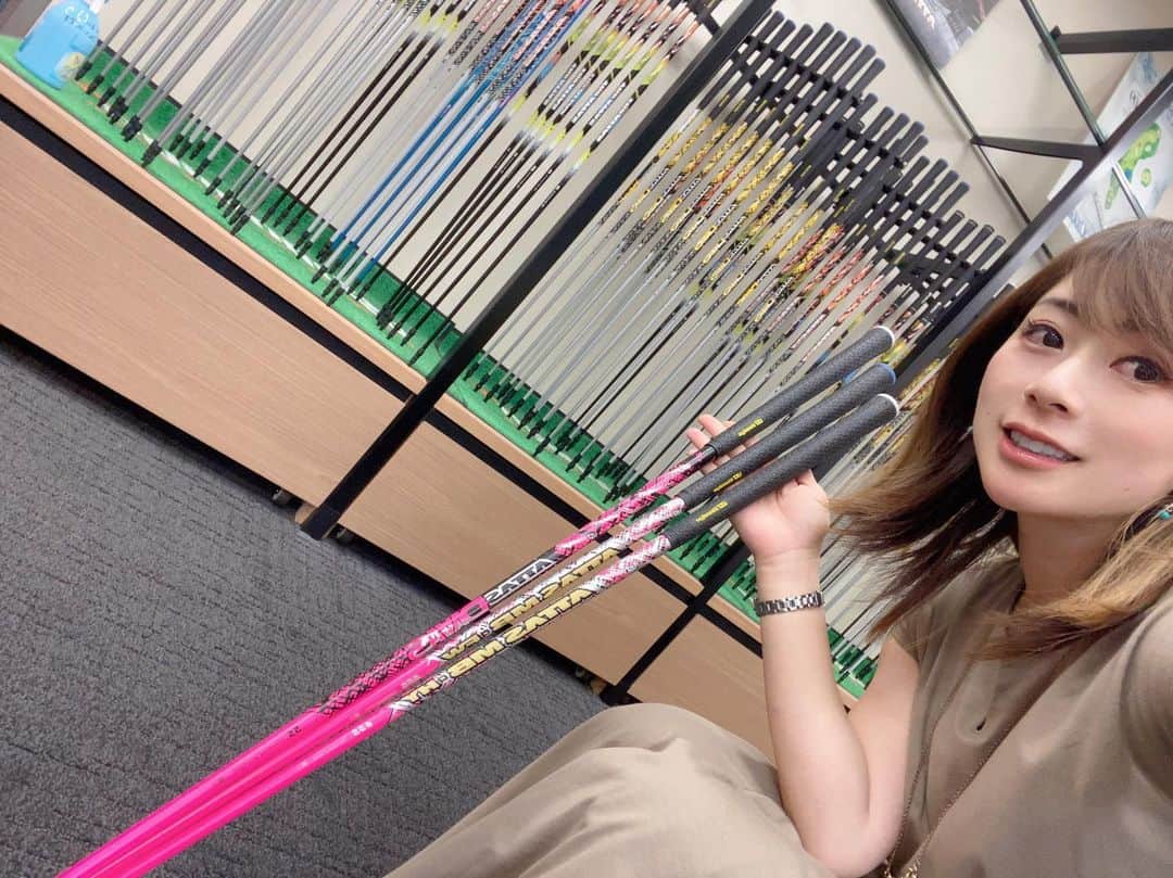 青木茉里奈のインスタグラム：「限定カラー、ピンクのシャフト、数量限定で出てます💓 ・1W(ATTAS DAAAS) ・FW(ATTAS MB-FW) ・UT(ATTAS MB-HY) 残りわずかだそうです..!! 全国のゴルフショップから注文可能です🙌🏻 @ustmamiyagolf  @ustmamiyajapan  _ _ _ _ _ _ _ _ _ _ _ _ _ _ _ _ _ _ _ _ _ _ _ _ _ _ _ _ #golf #ustmamiya #ustmamiyajapan #attas #数量限定」